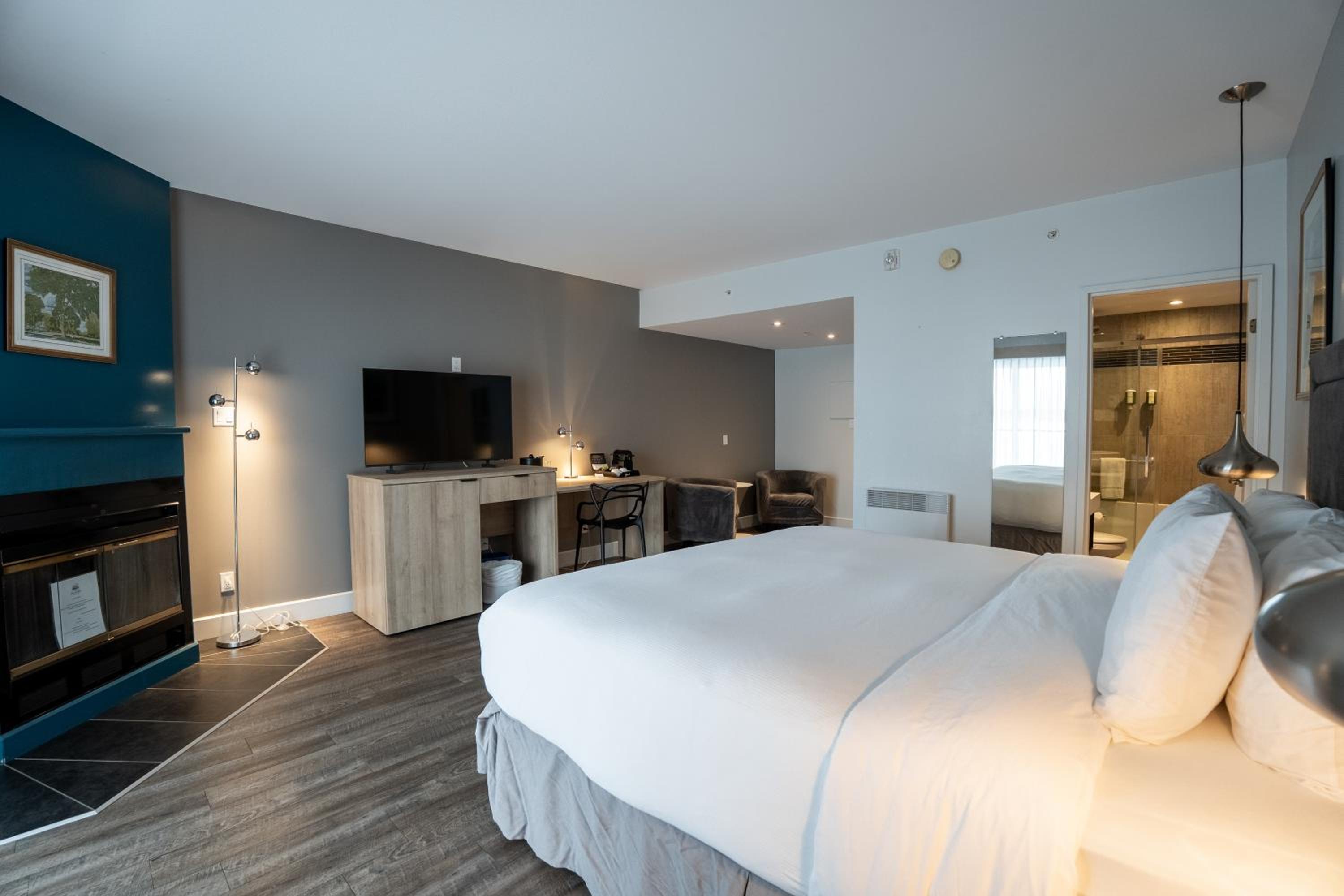 King Room with Balcony and Walk-In Shower - Second Floor/Non-Smoking photo 2