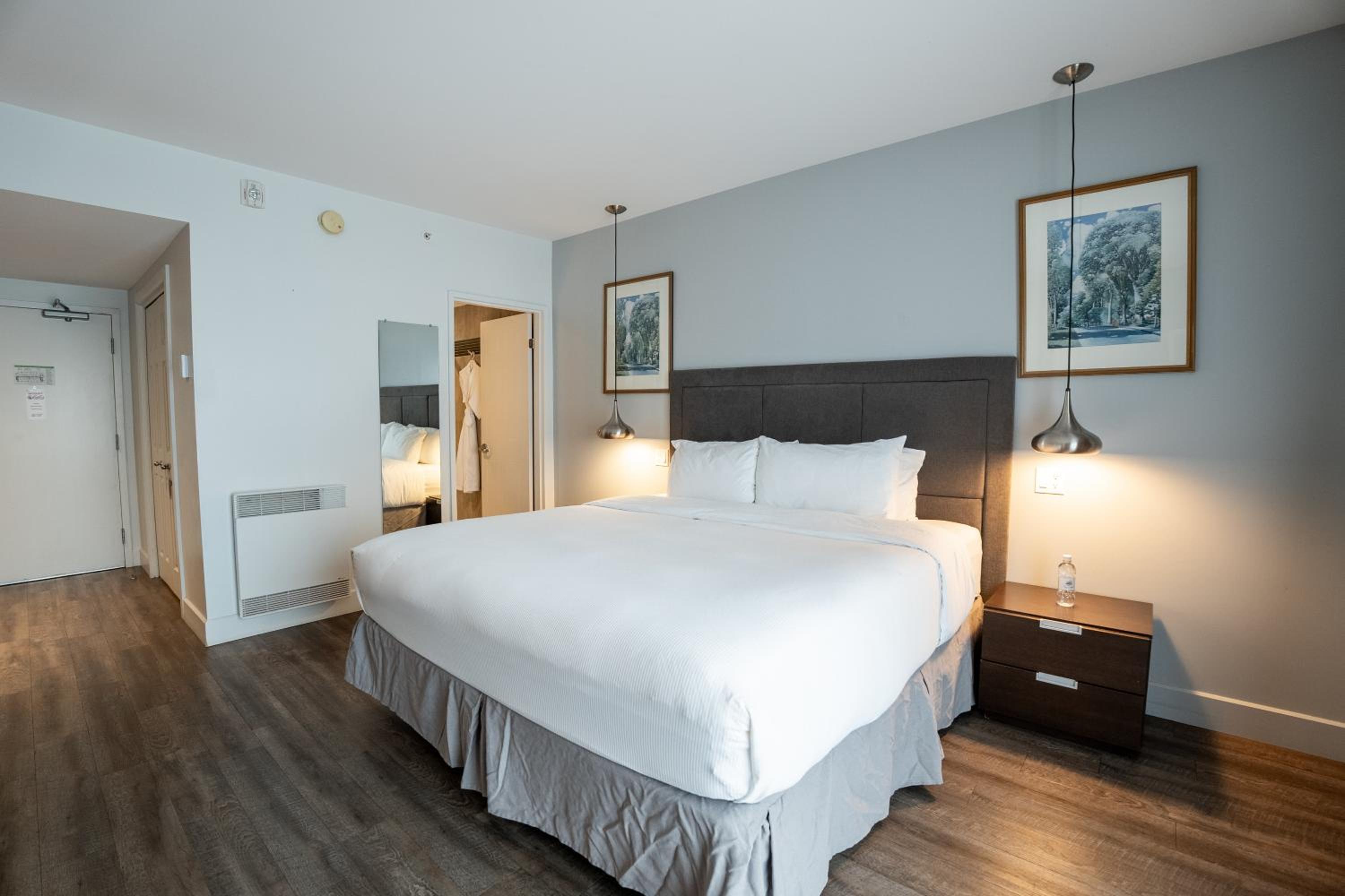 King Room with Balcony and Walk-In Shower - Second Floor/Non-Smoking photo 1
