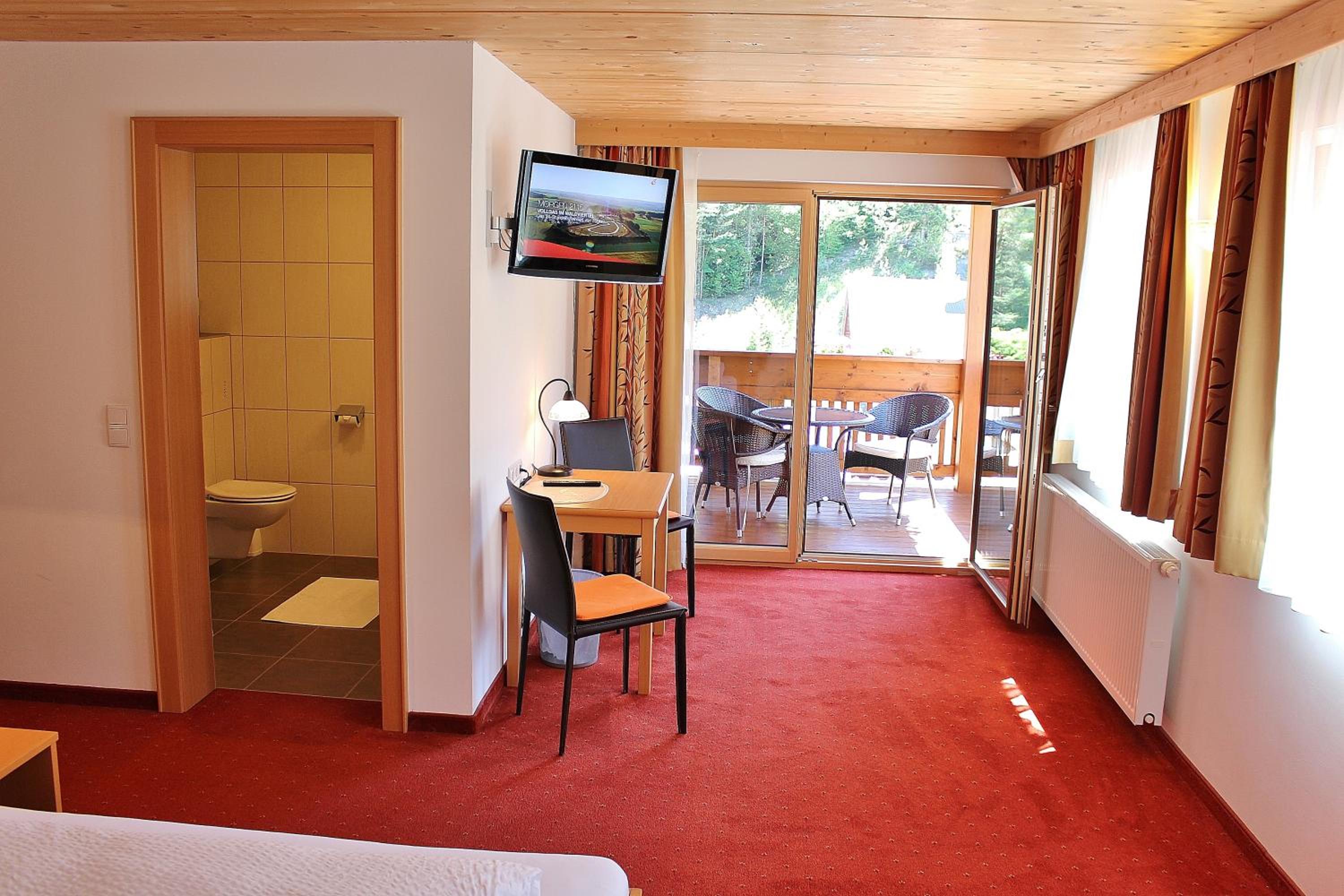 Large Double Room with Balcony photo 2