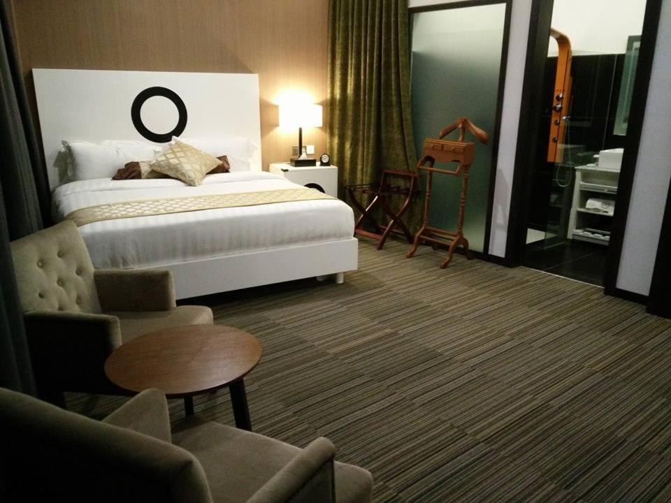 Executive Suite - Photo 2