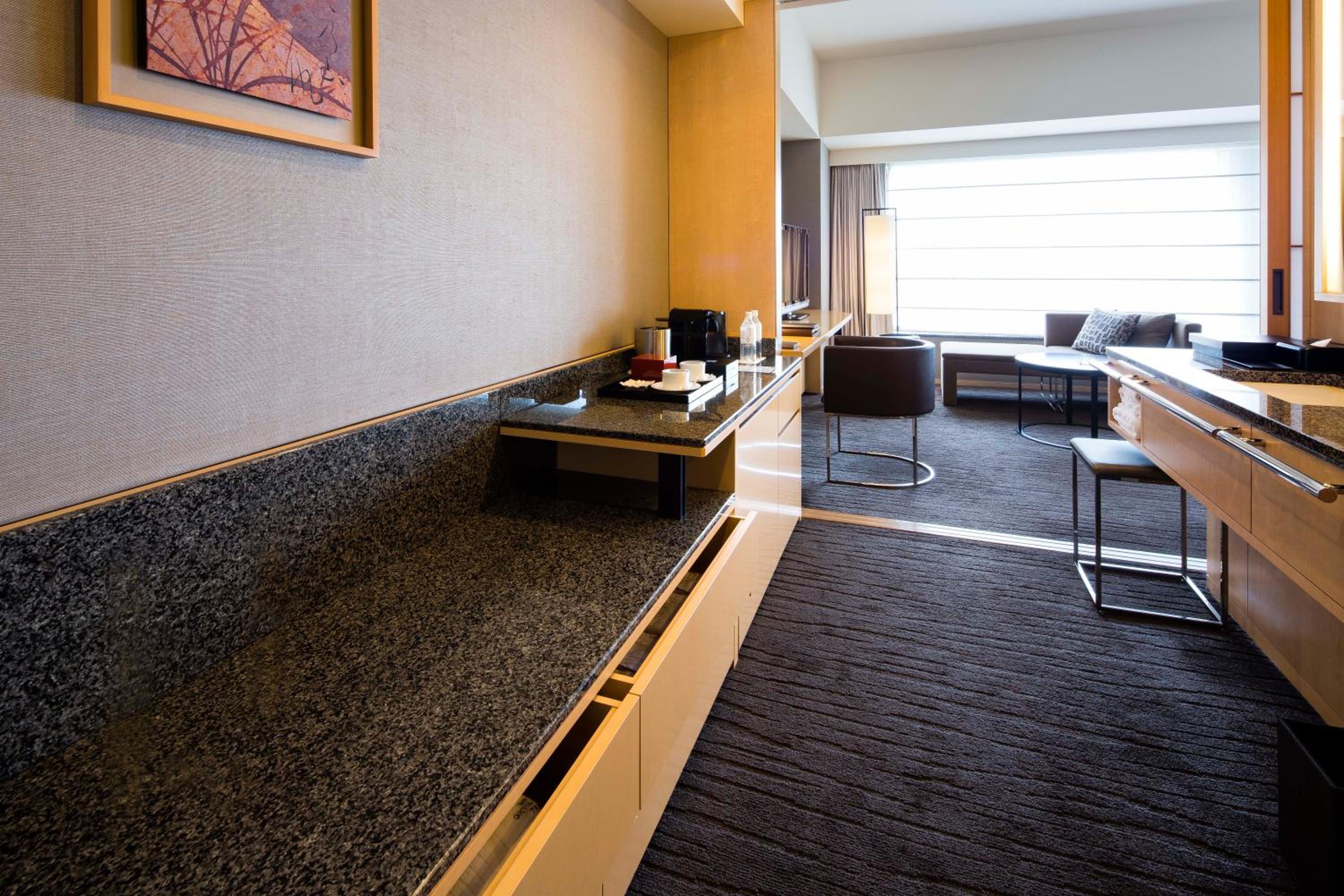 Club Deluxe King Room - Non-Smoking