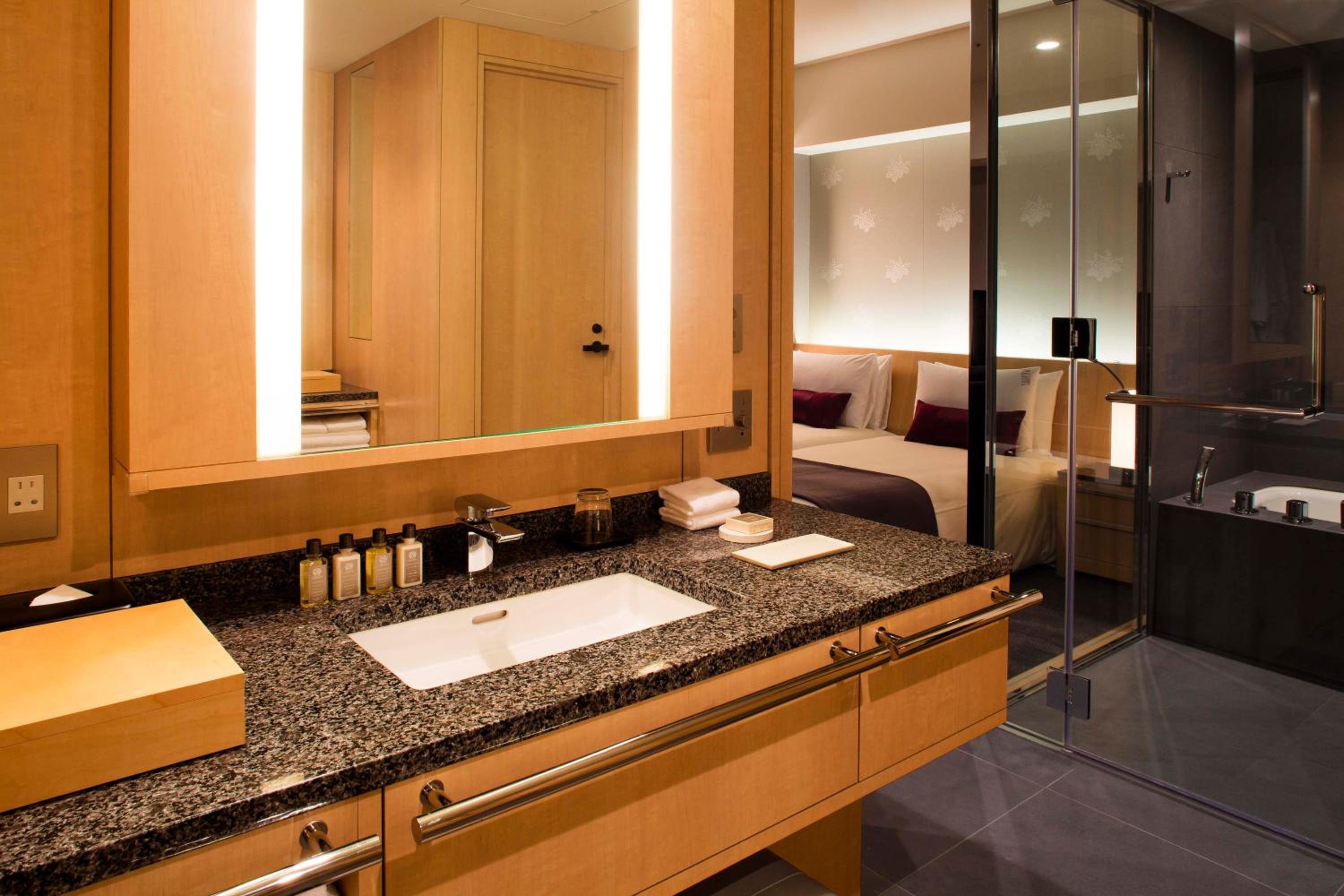 Executive Suite King Room - Non-Smoking thumbnail 5