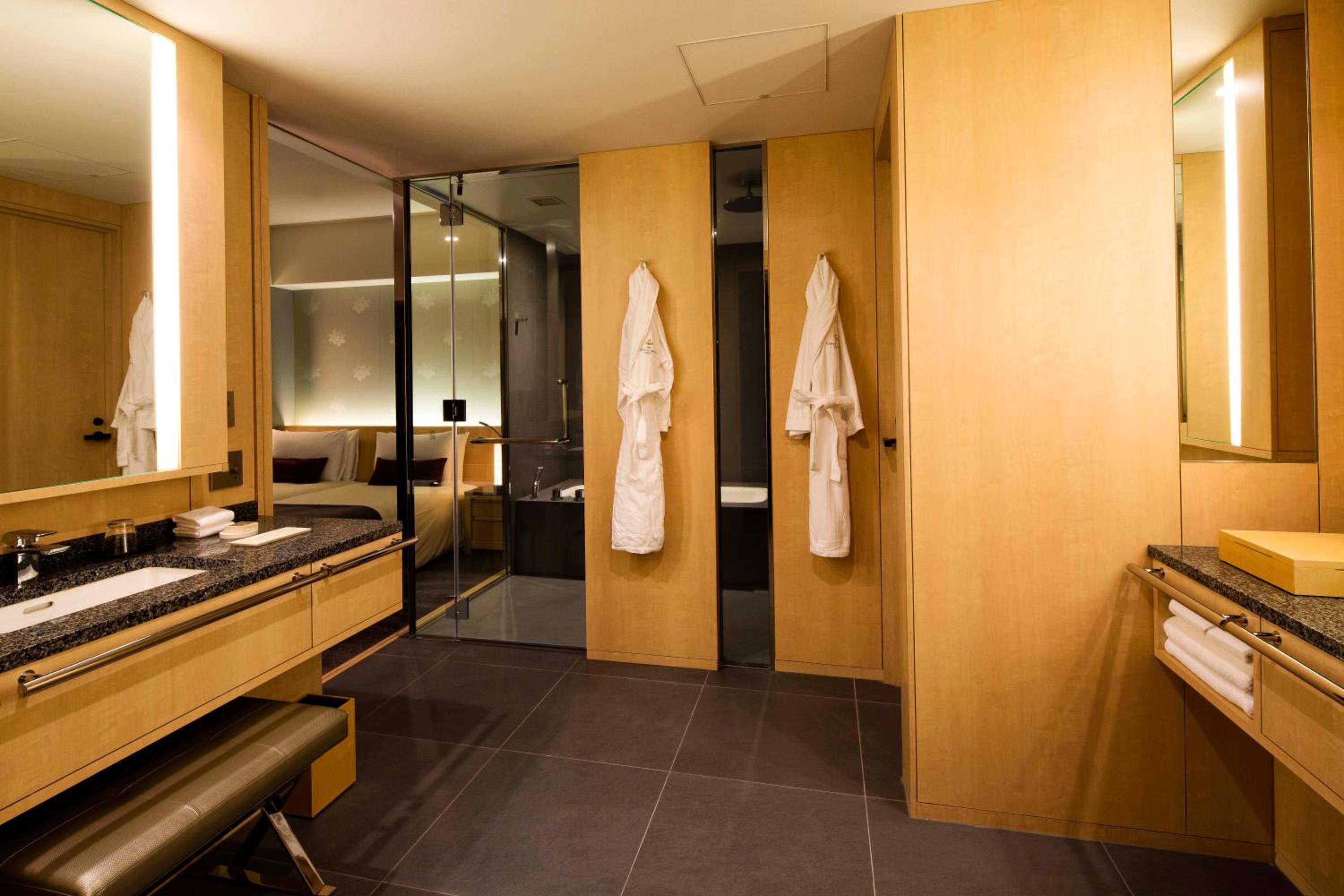 Executive Suite King Room - Non-Smoking thumbnail 6