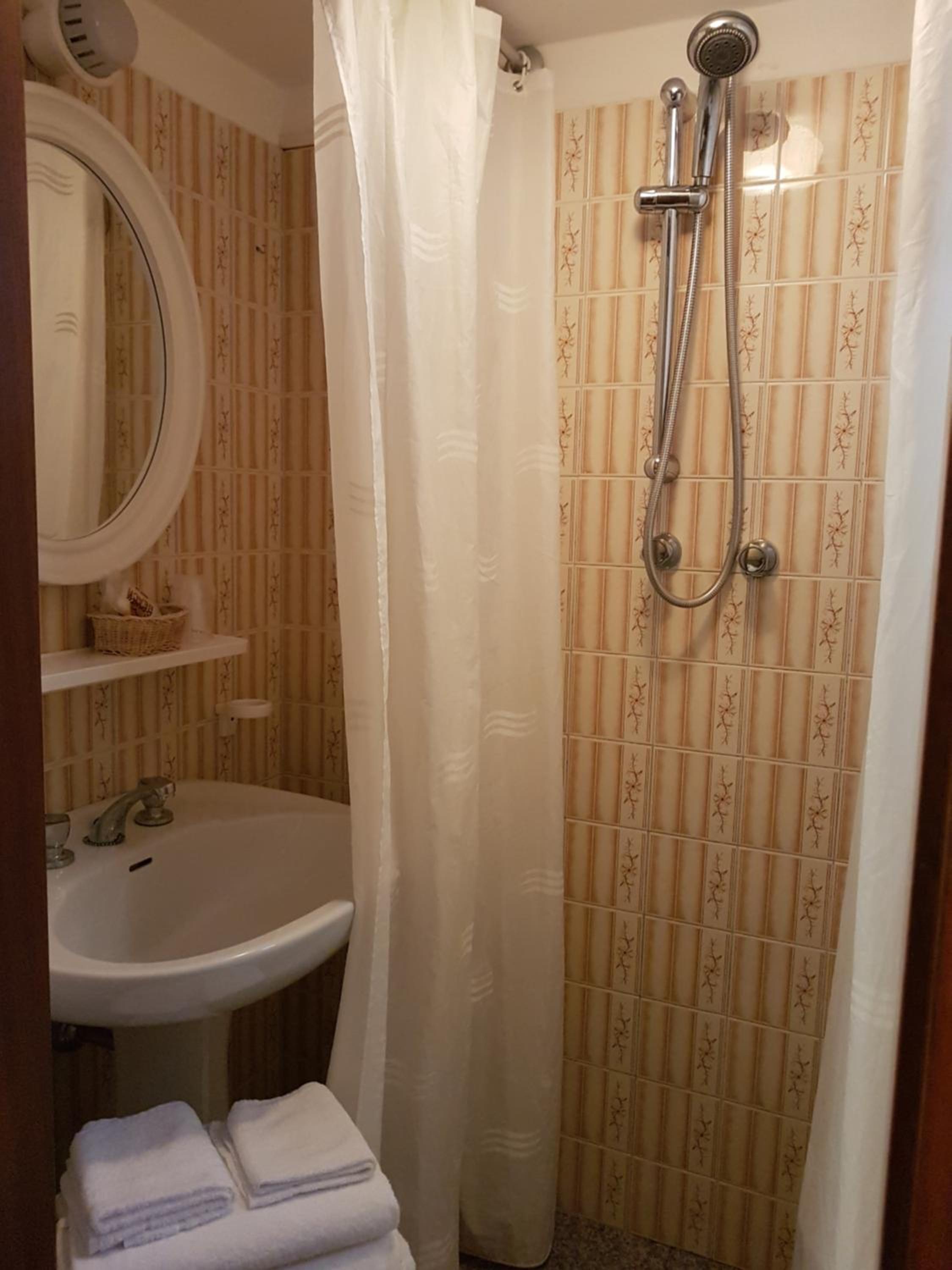 Small Double or Twin Room with Balcony photo 2