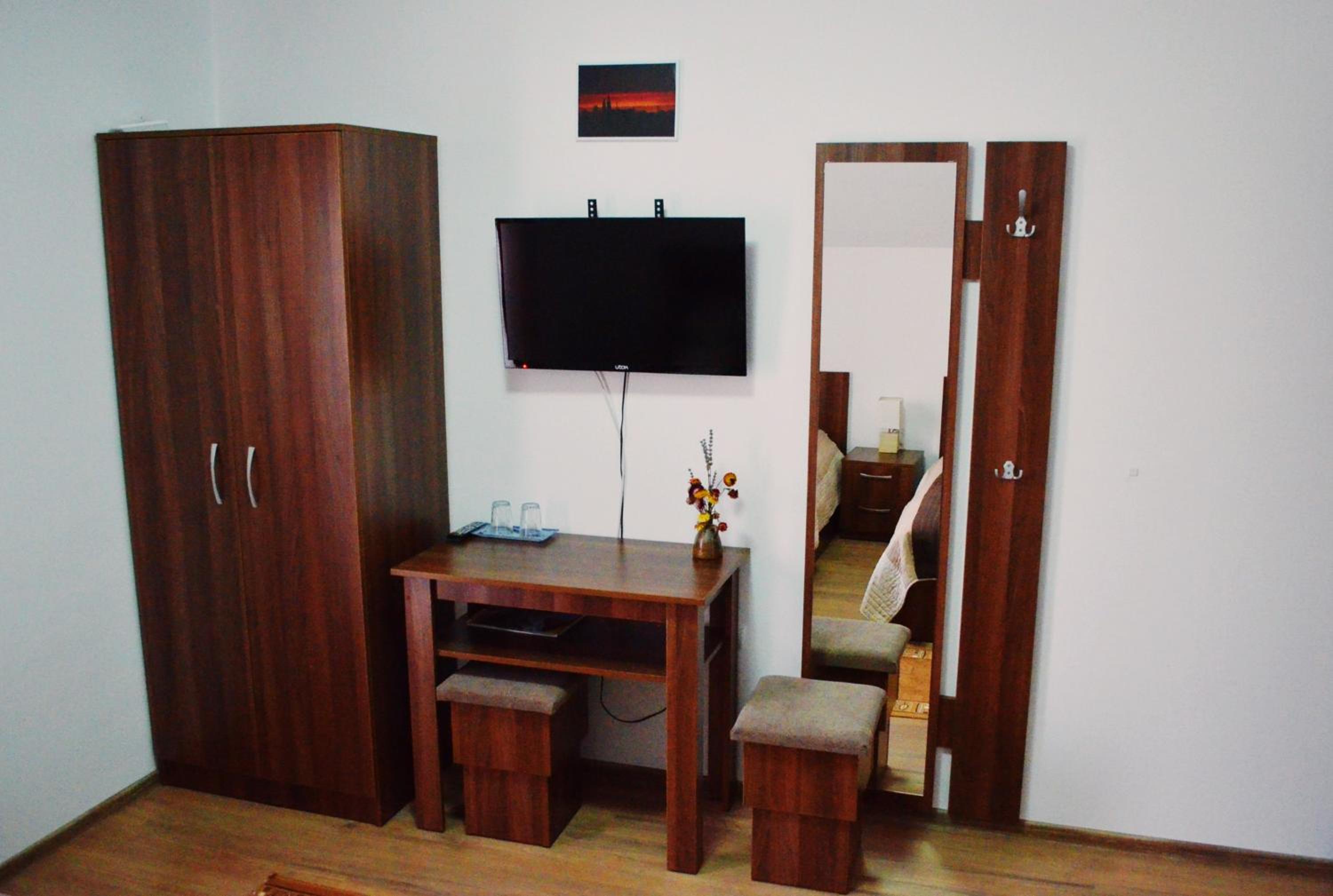 Double or Twin Room with Private Bathroom - Photo 10