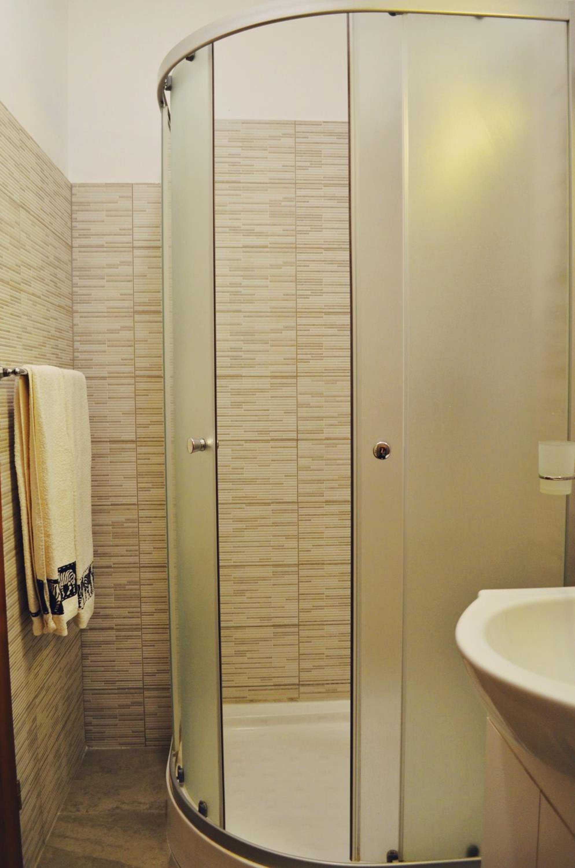 Double or Twin Room with Private Bathroom - Photo 3