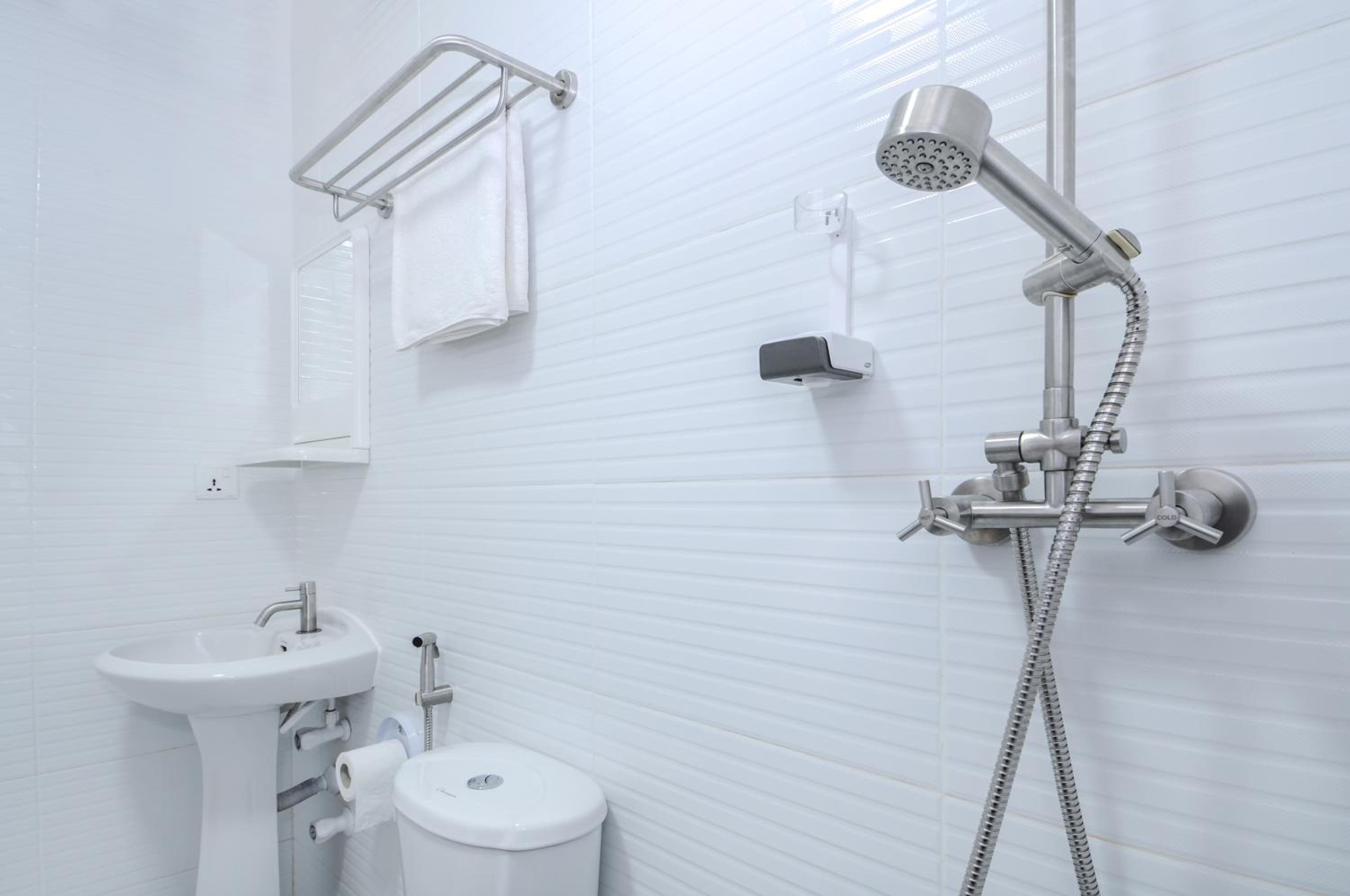 Standard Double Room with no Window - Photo 7