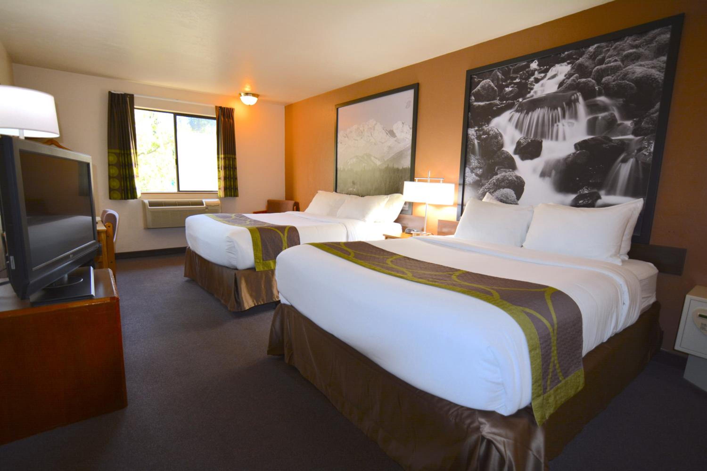 Deluxe Queen Room with Two Queen Beds - Non-Smoking - Photo 3