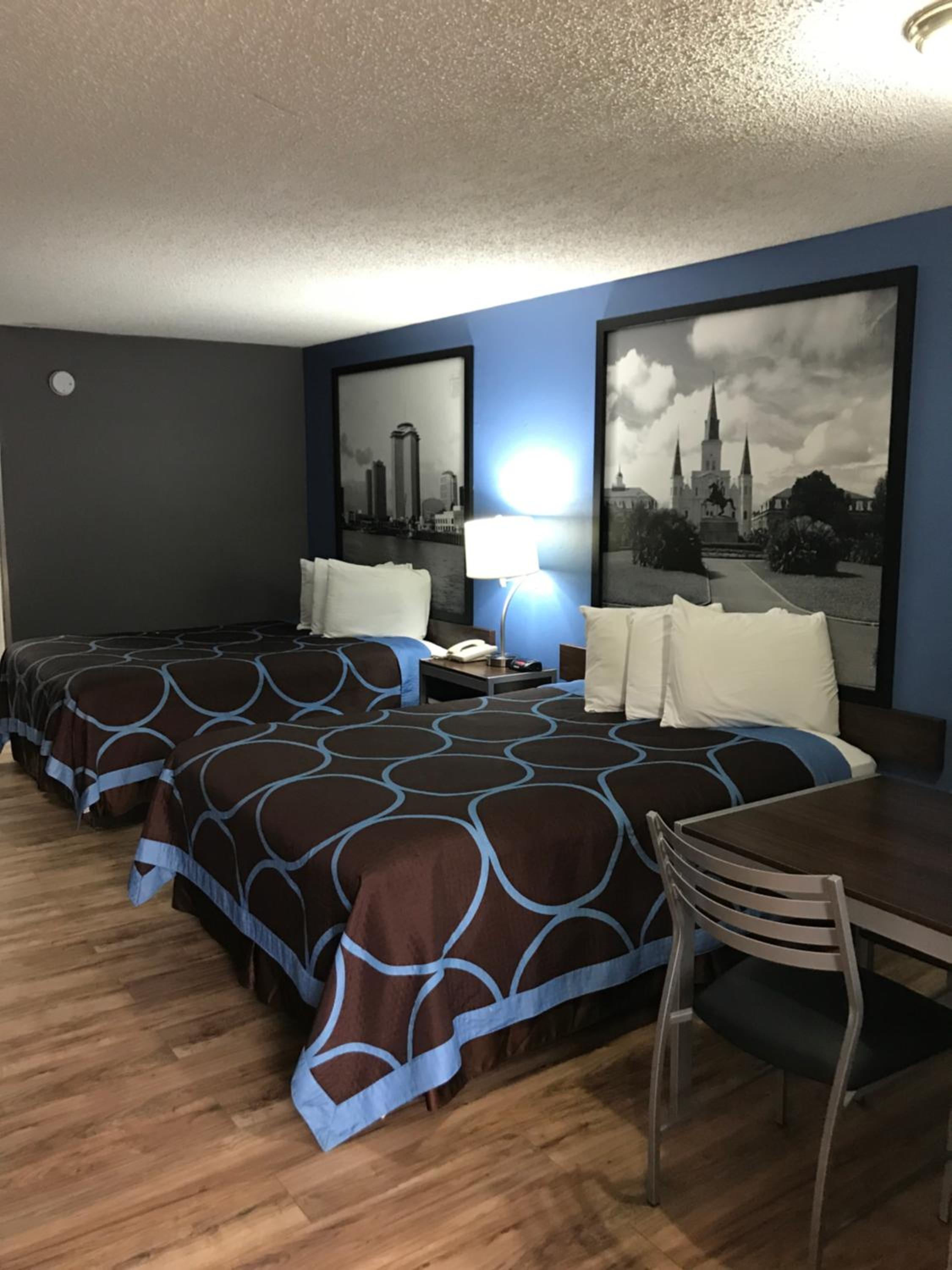 Queen Room with Two Queen Beds - Non-Smoking - Photo 11