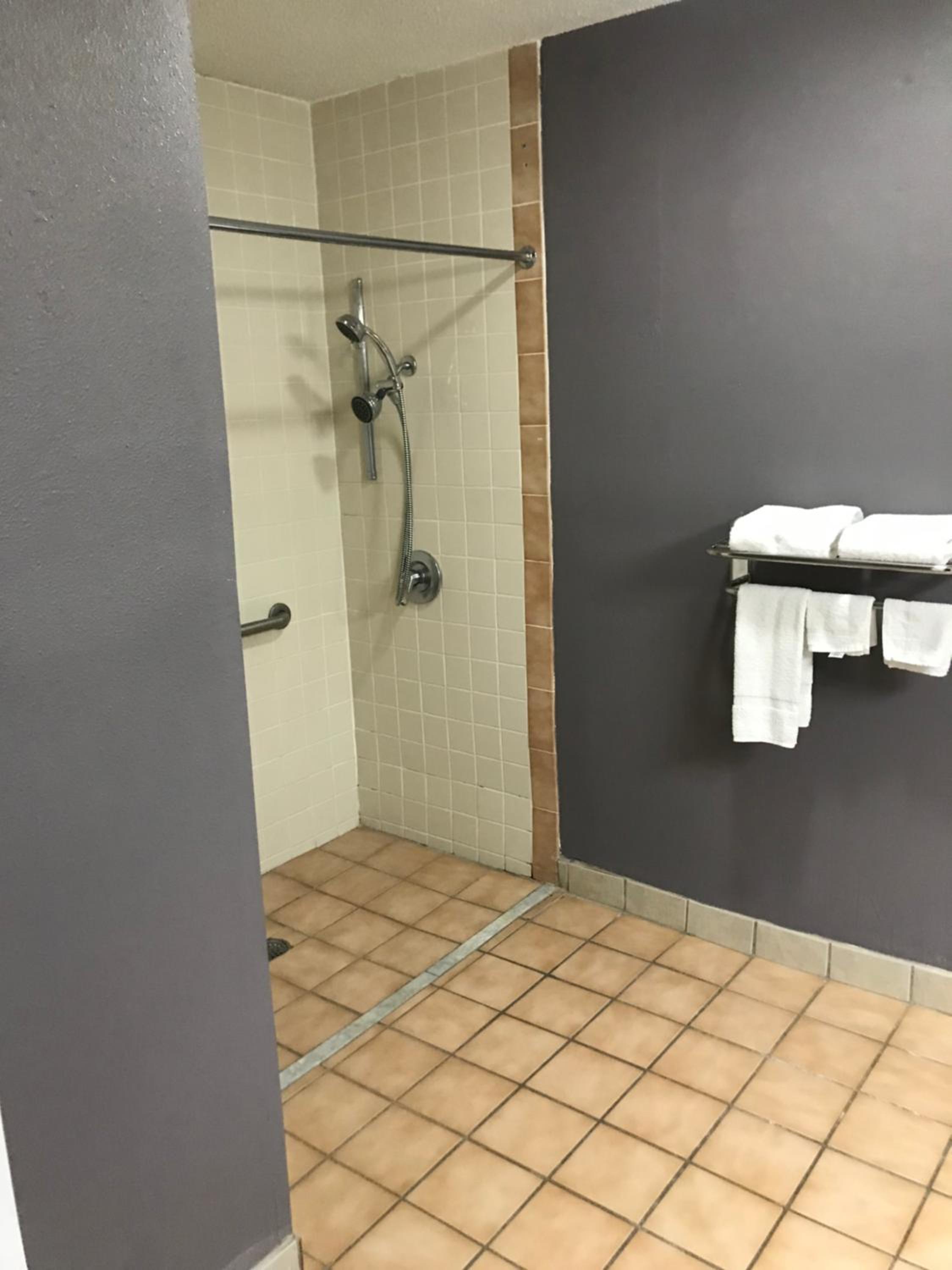 King Room - Mobility Access/Non-Smoking - Photo 10