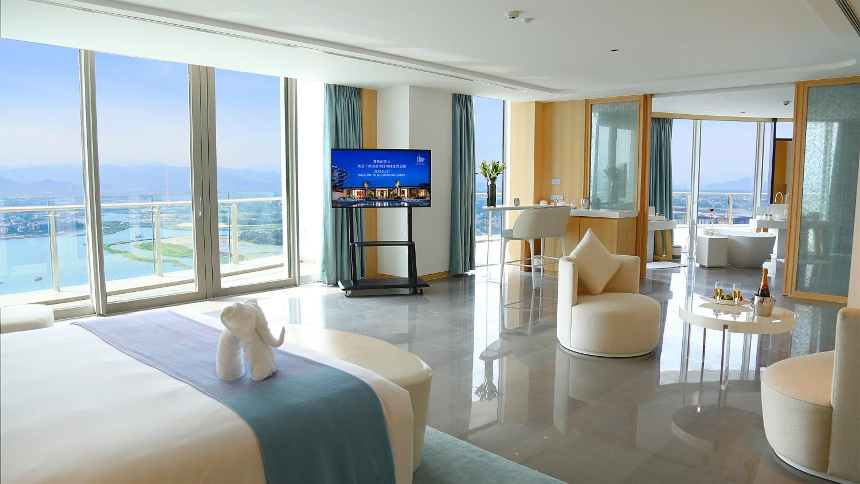 270º Royal Lake View Suite photo 2