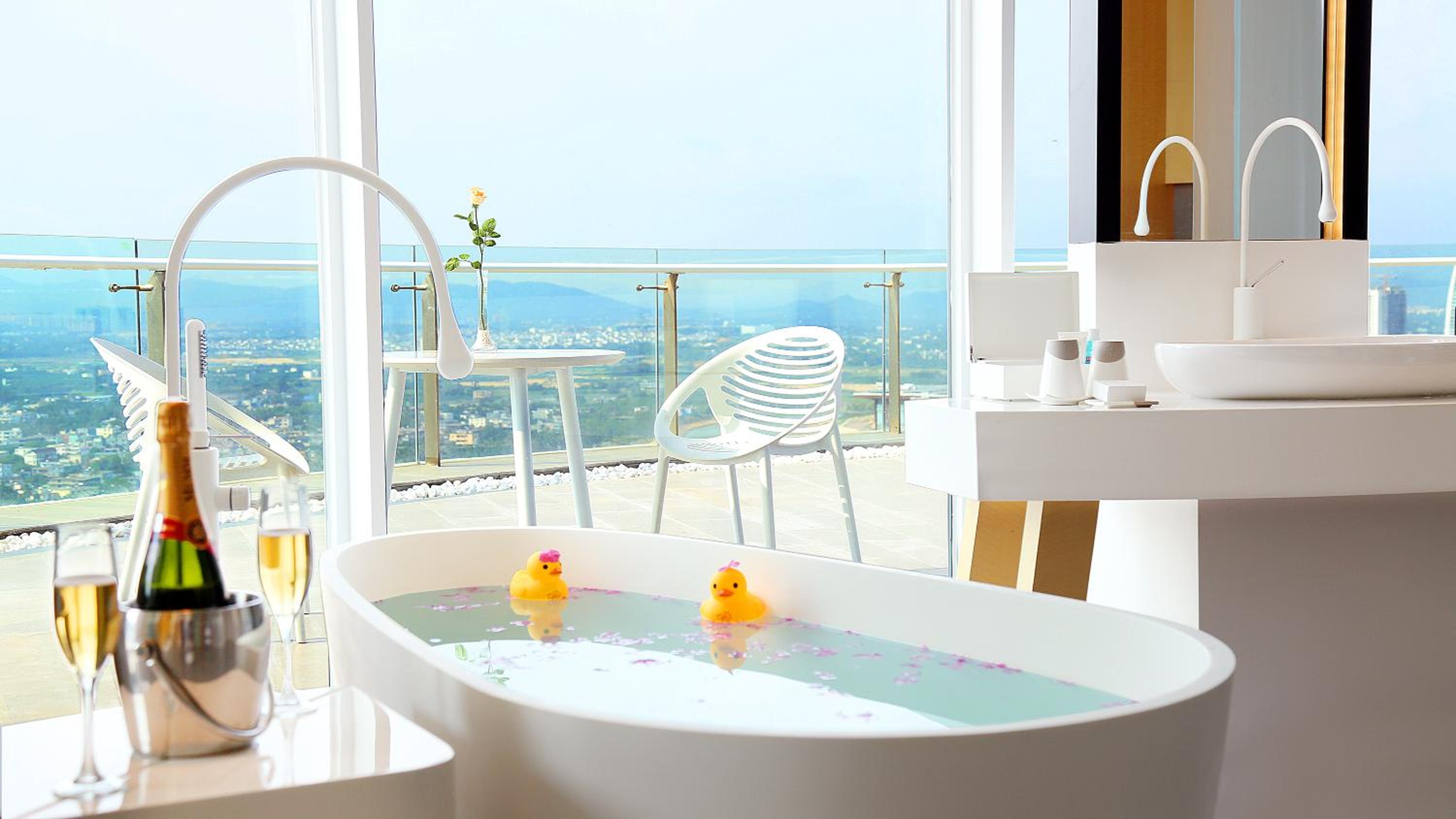 270º Royal Lake View Suite photo 3