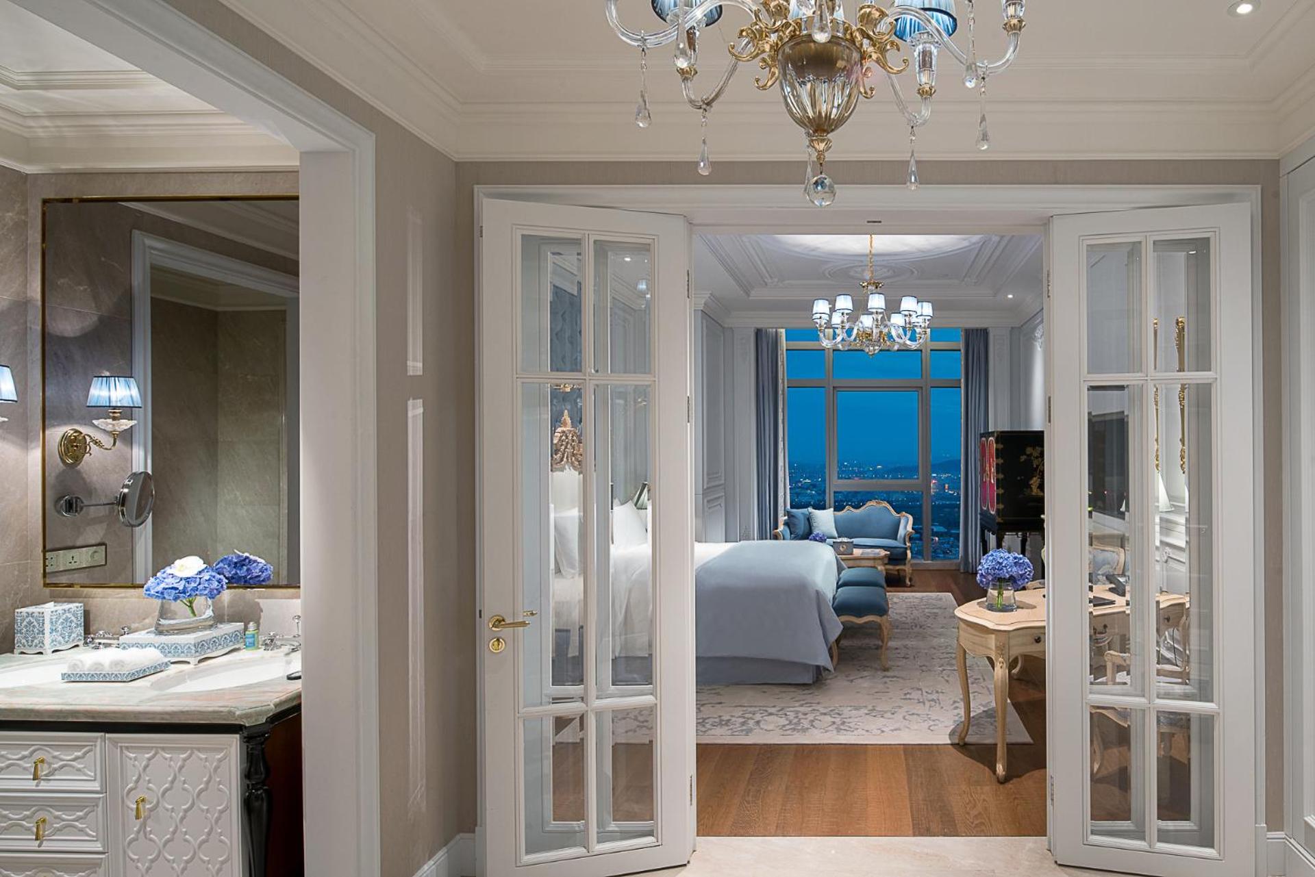 Luxury Premium Room French Style (King bed)