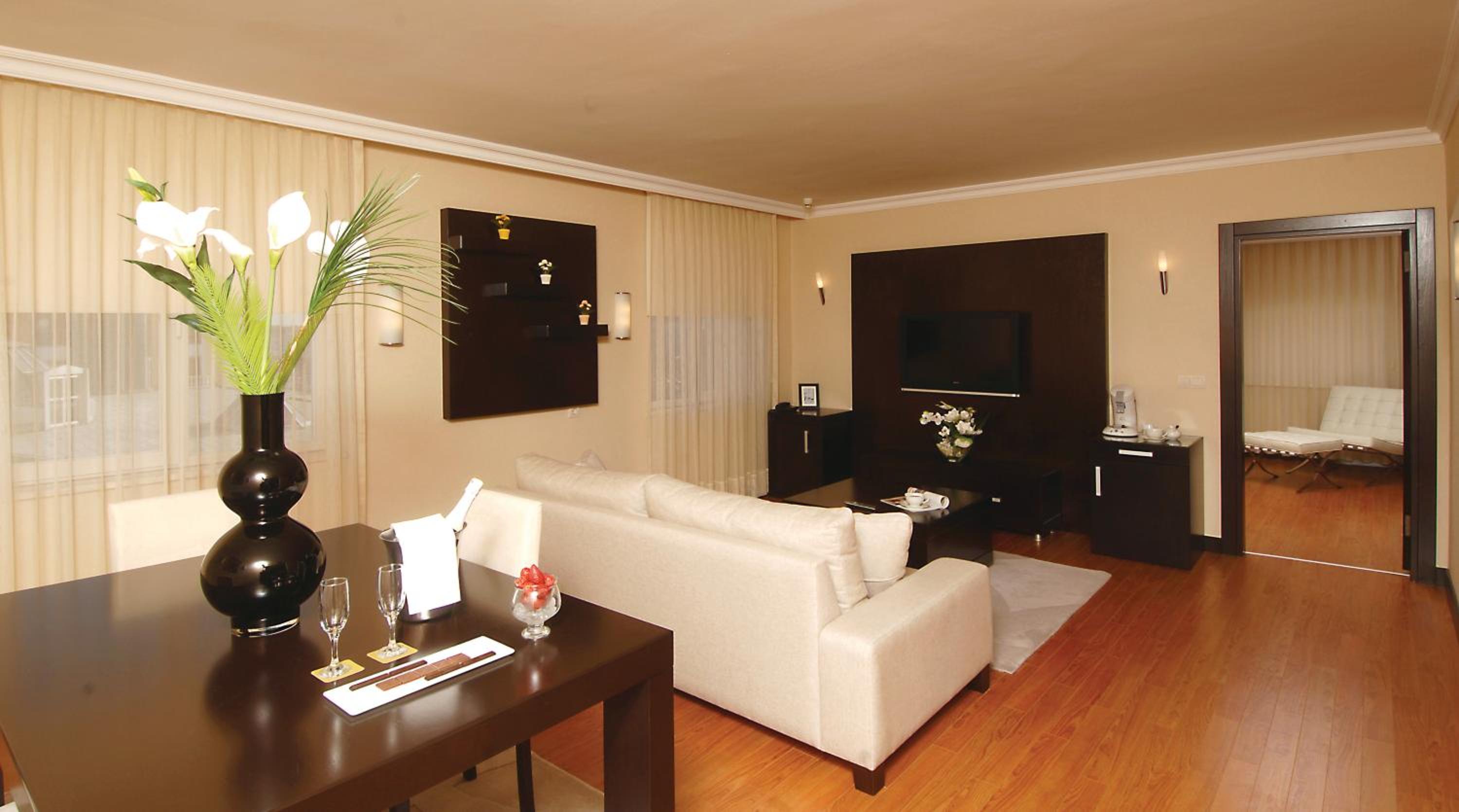 Deluxe Triple Room thumbnail 5