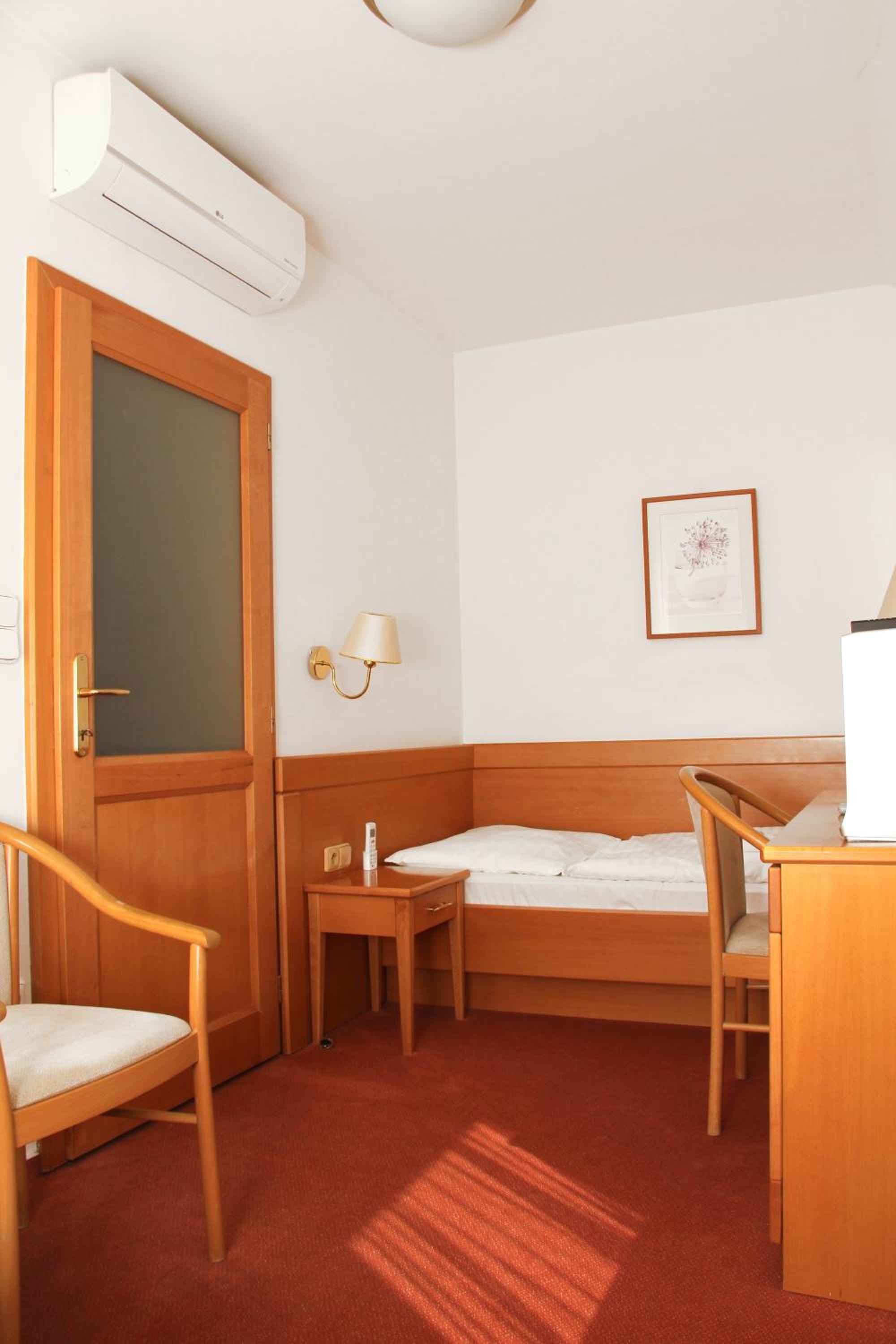 Standard Twin Room photo 2