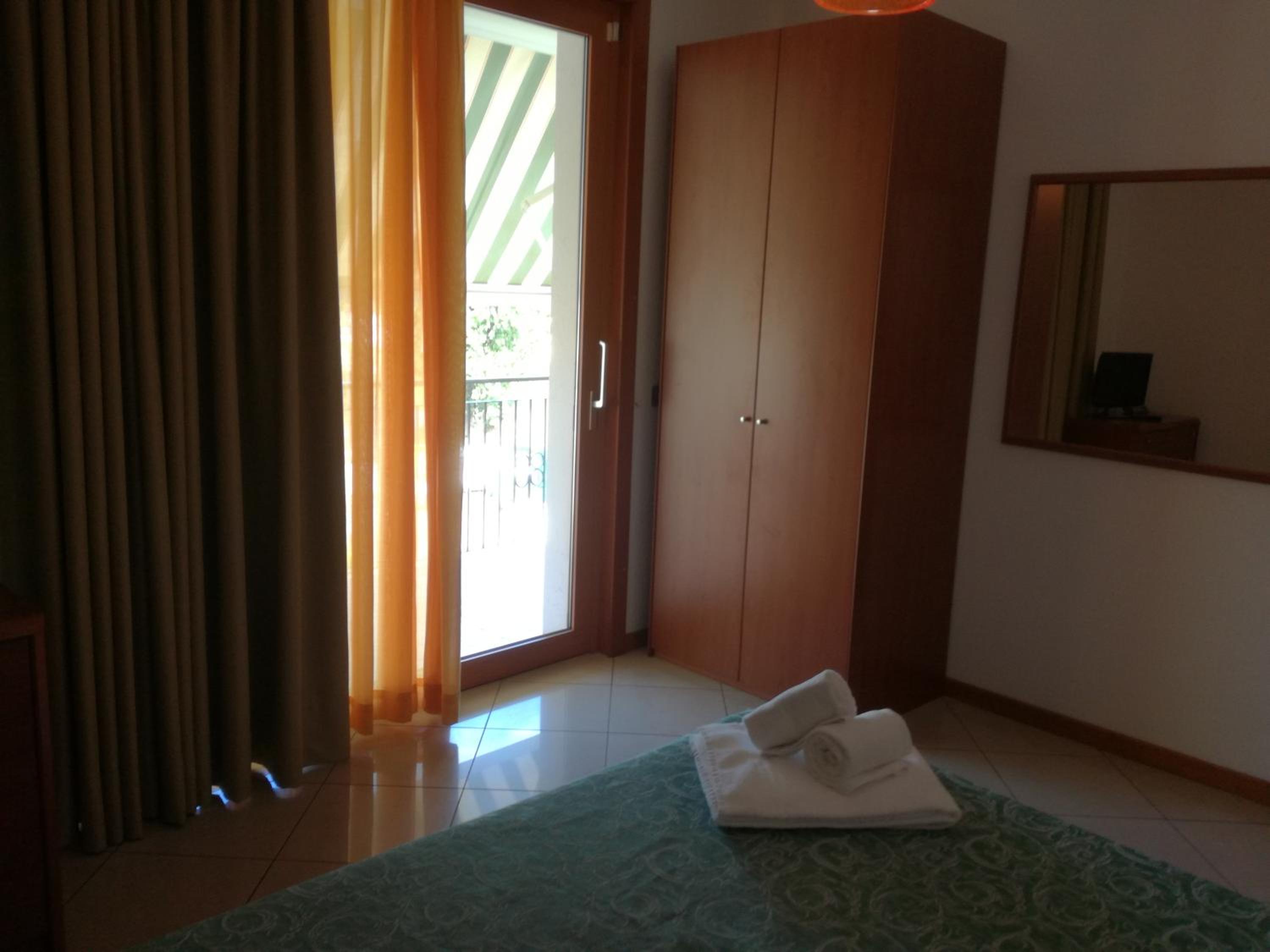 Two-Bedroom Apartment with Terrace and Lake View photo 2