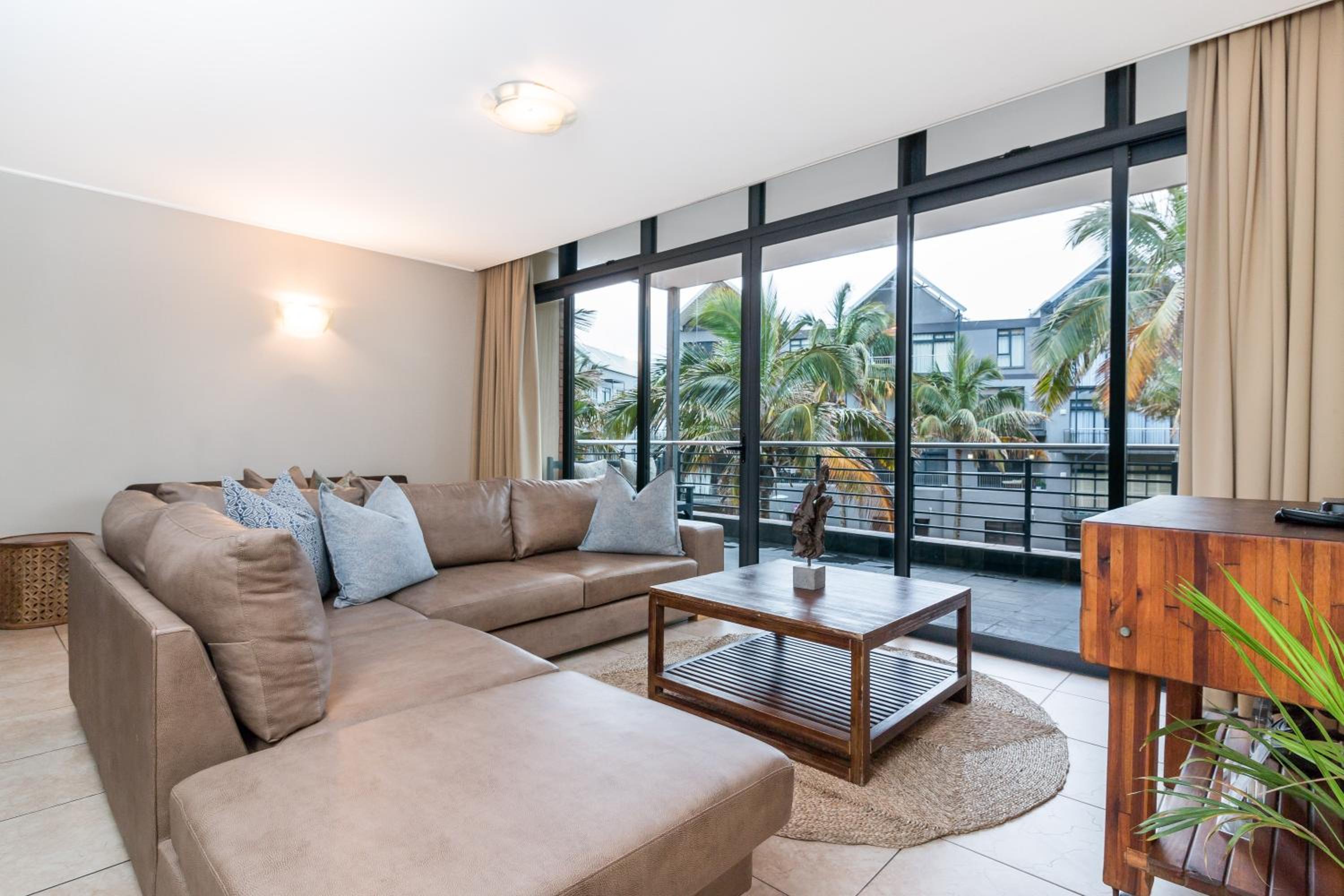 Deluxe Three-Bedroom Apartment with Canal View  photo 1