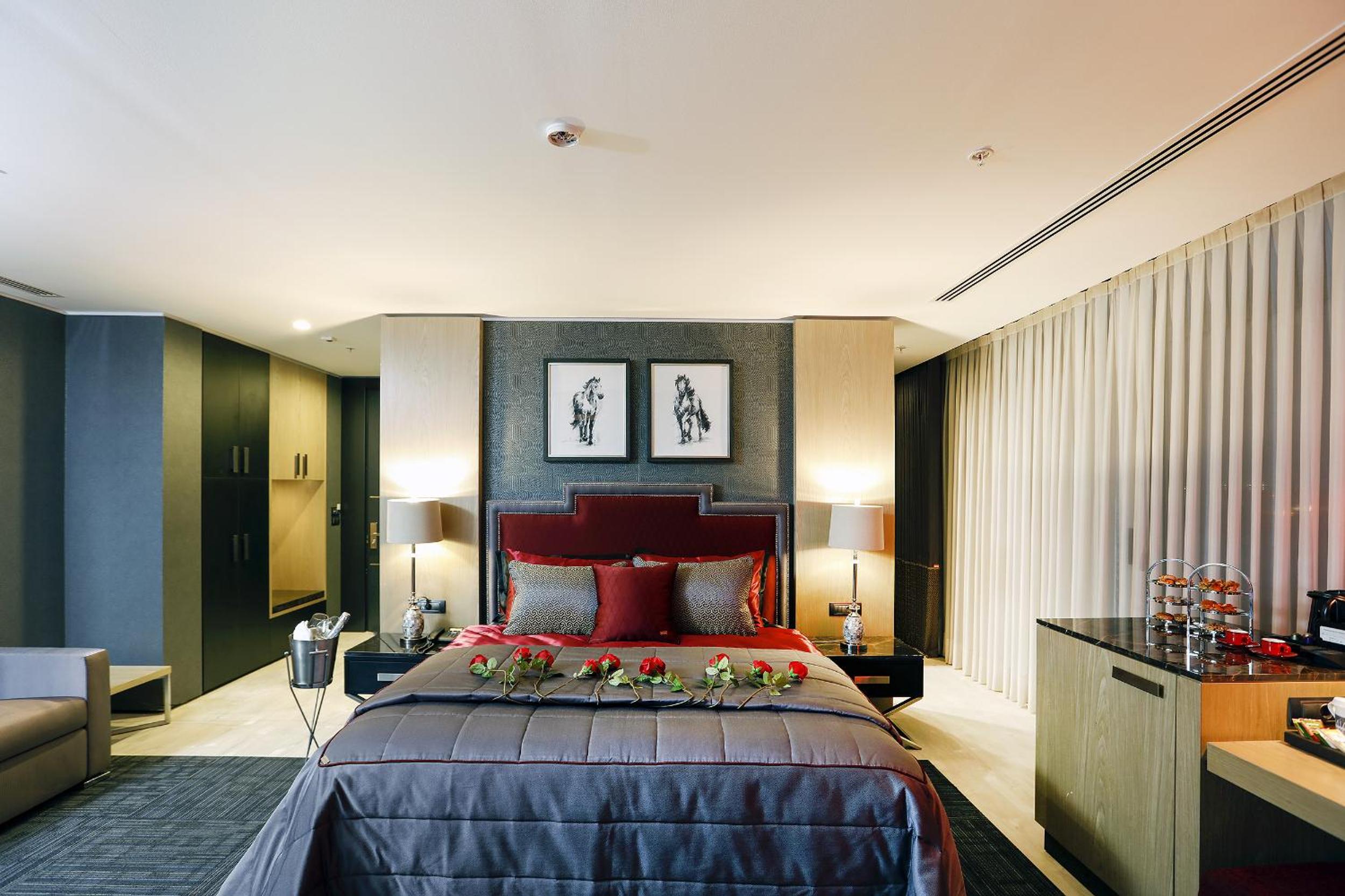 Honeymoon Suite thumbnail 5