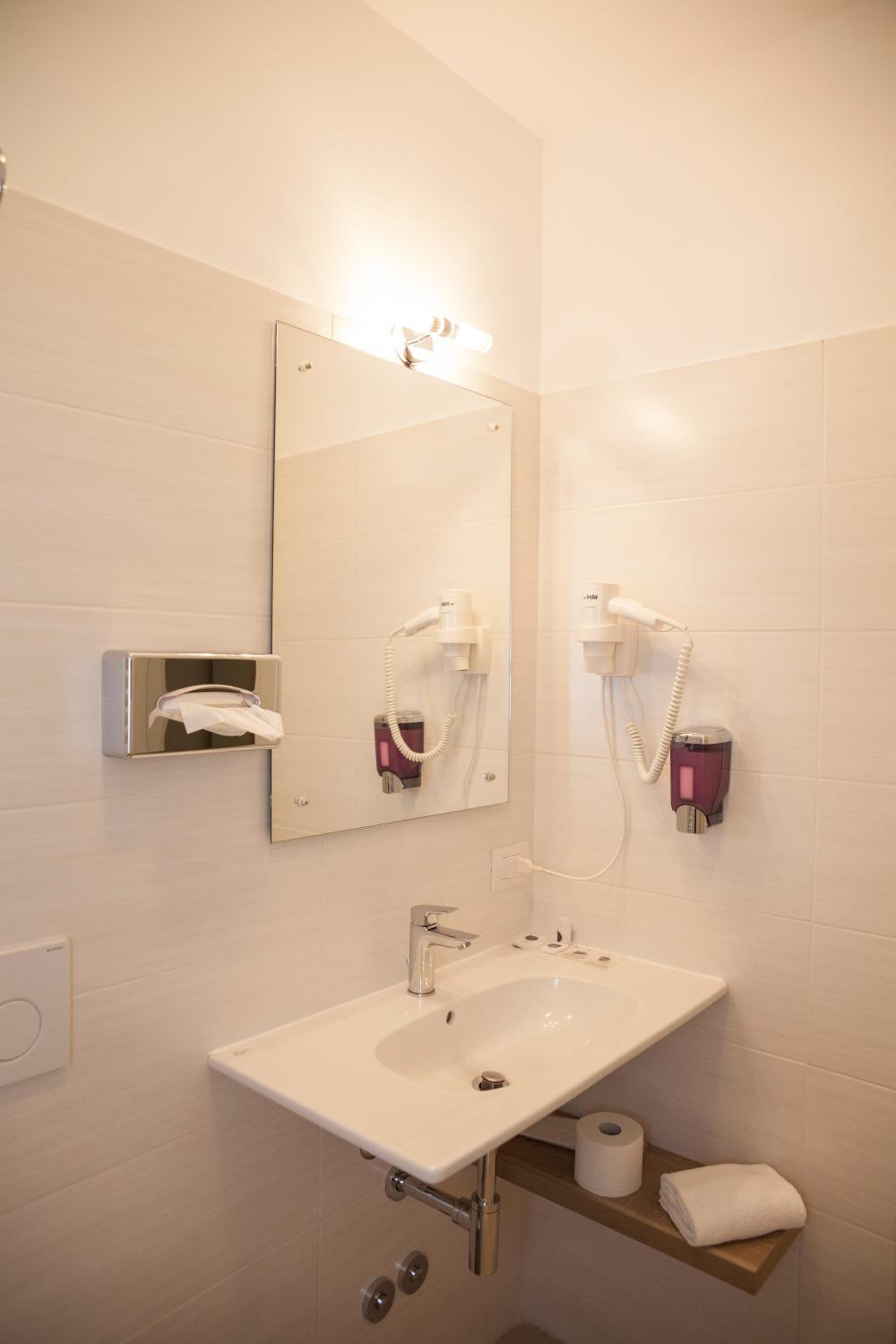 Double or Twin Room - Photo 12