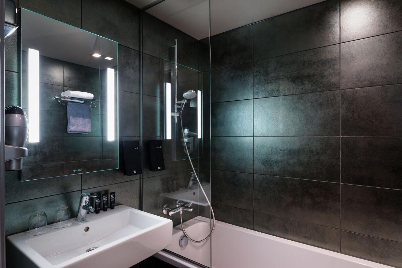 Superior Double Room thumbnail 6