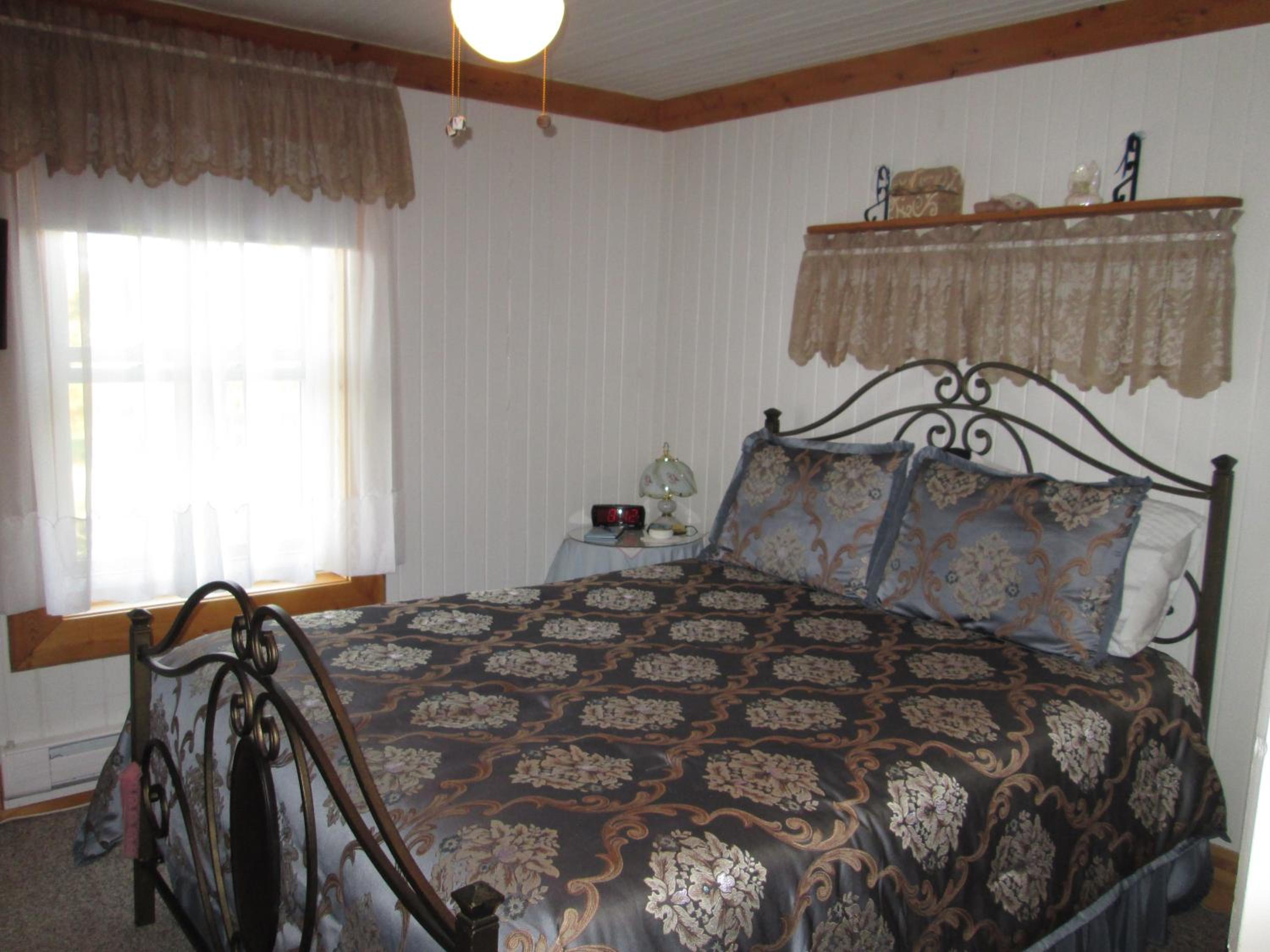 Queen Room with Private Bathroom