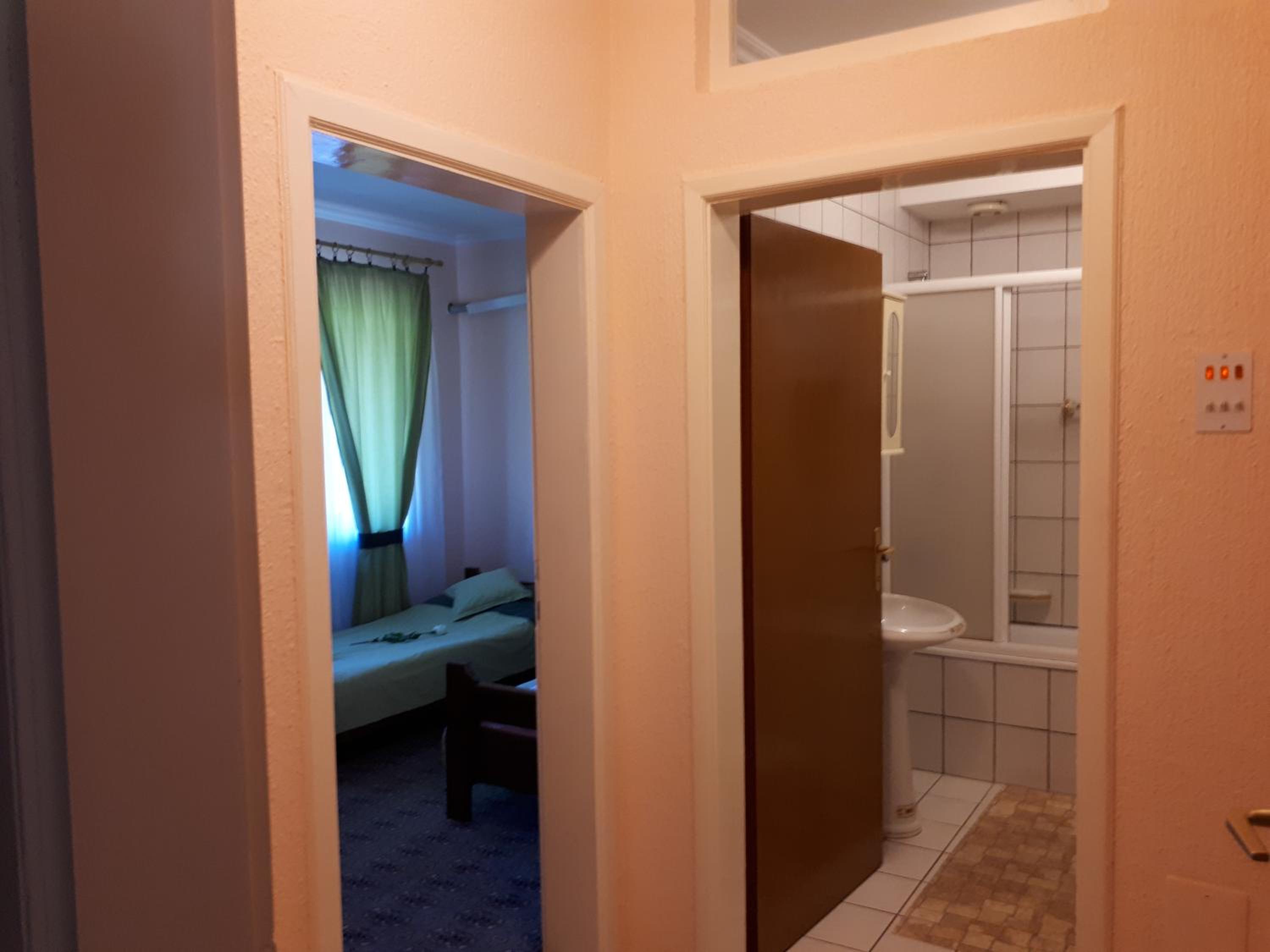 Twin Room - Photo 3