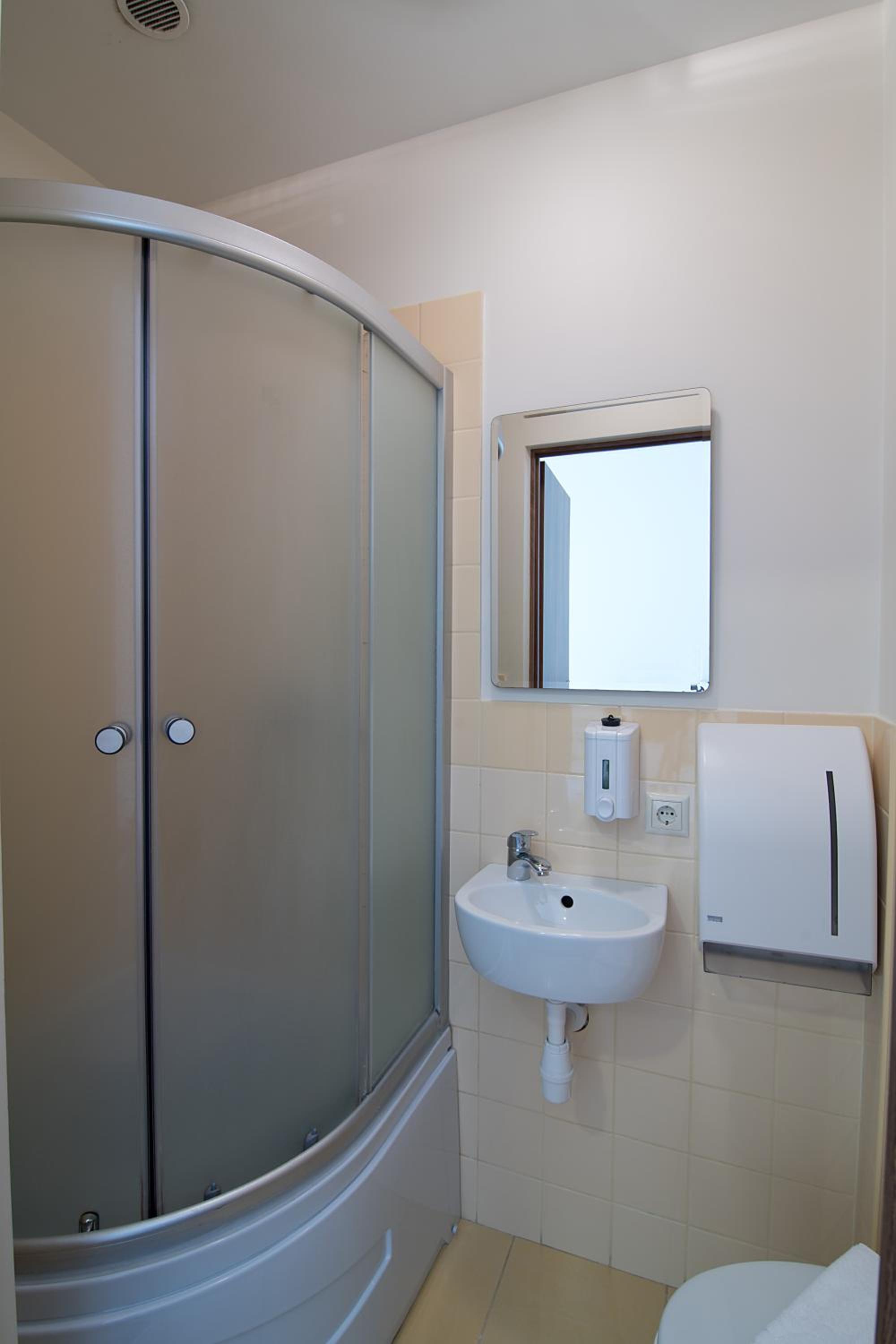 Quadruple Room with Shower - Photo 7