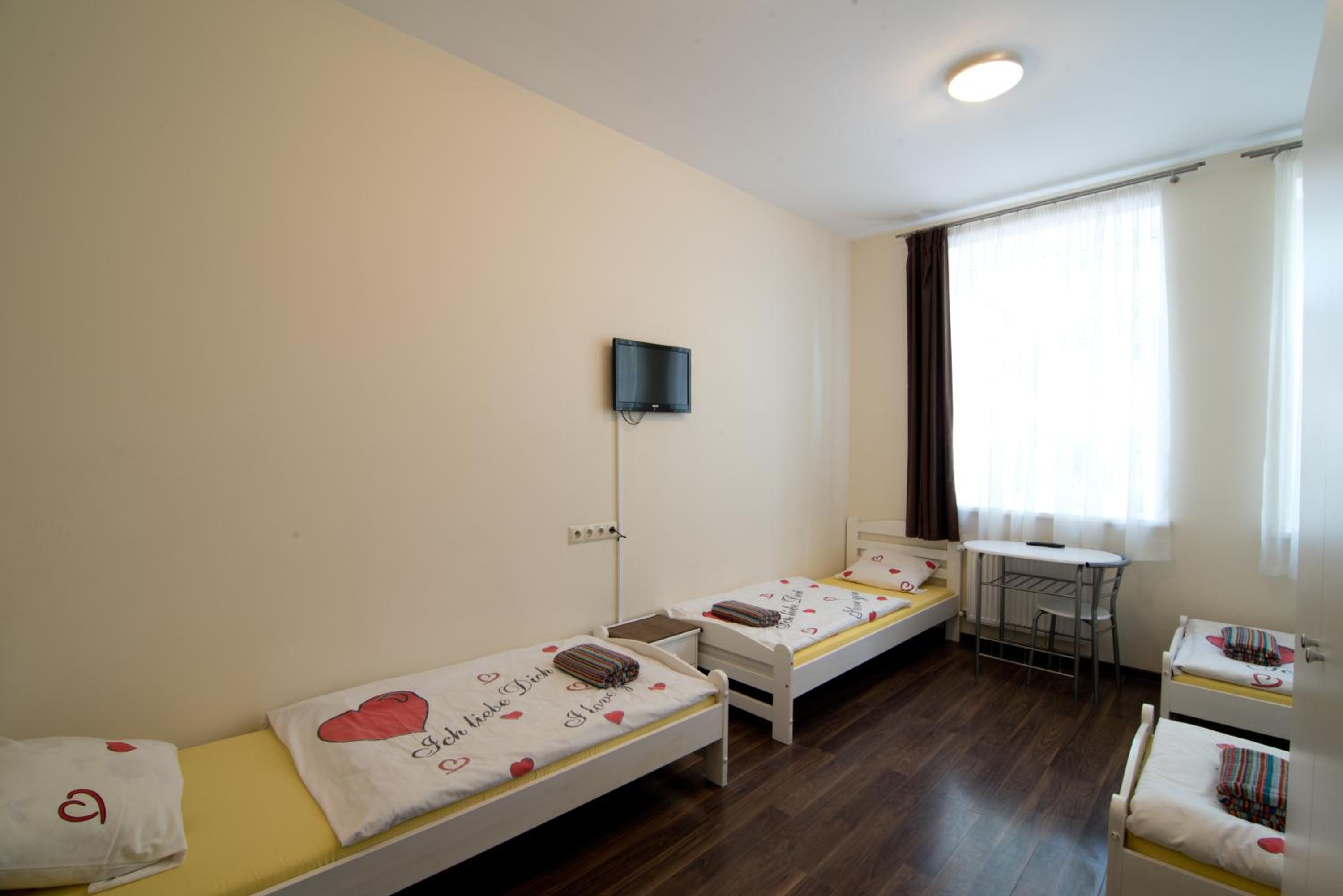 Quadruple Room with Shower - Photo 8