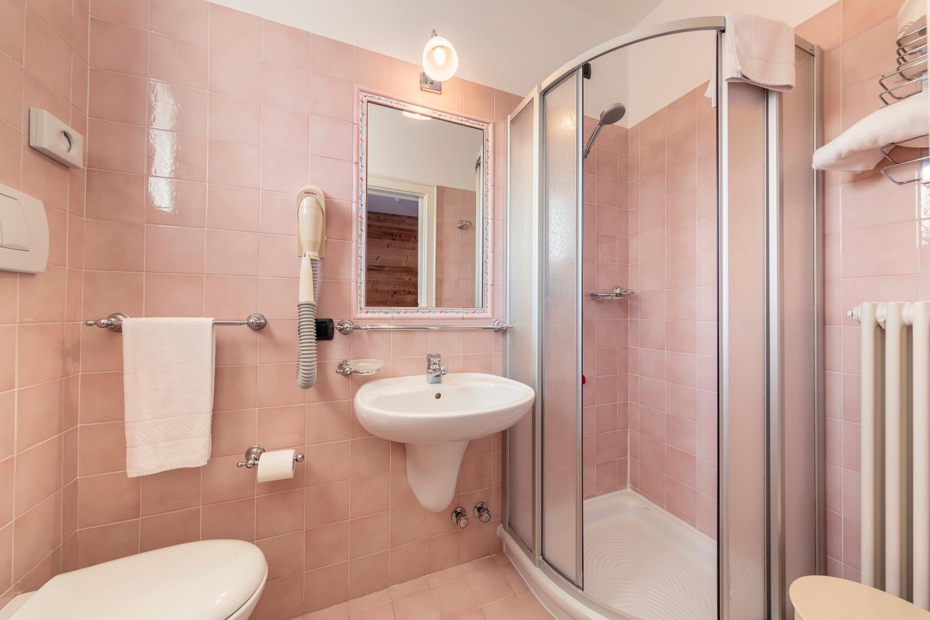 Double or Twin Room - Photo 8