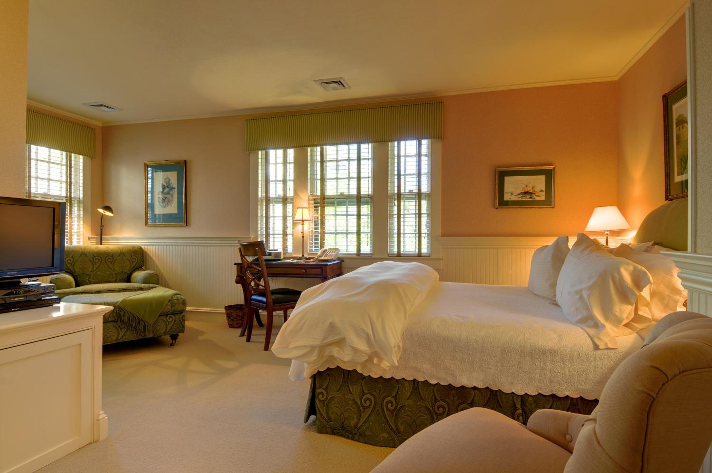 Queen Room photo 2