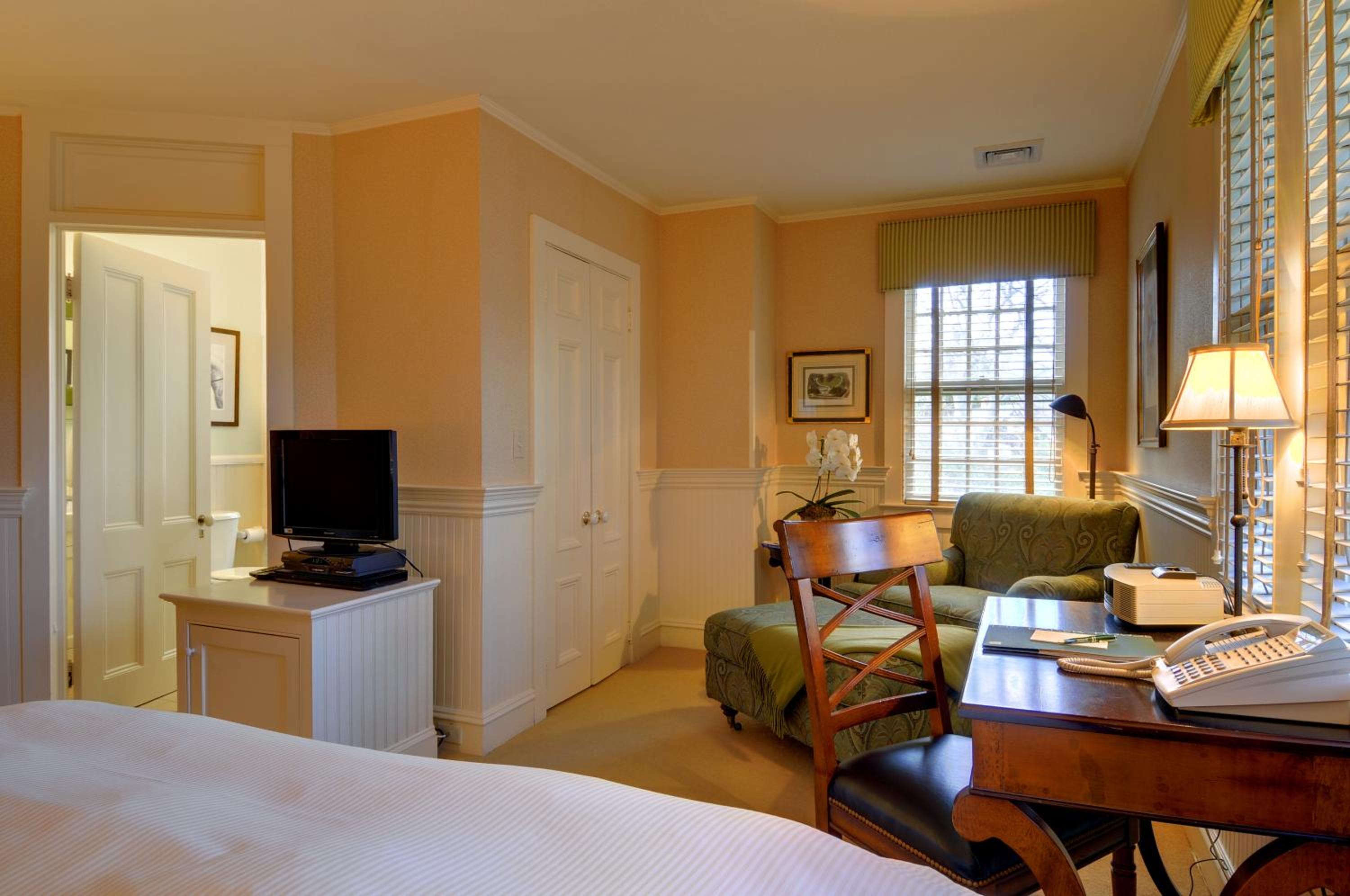 Queen Room photo 1