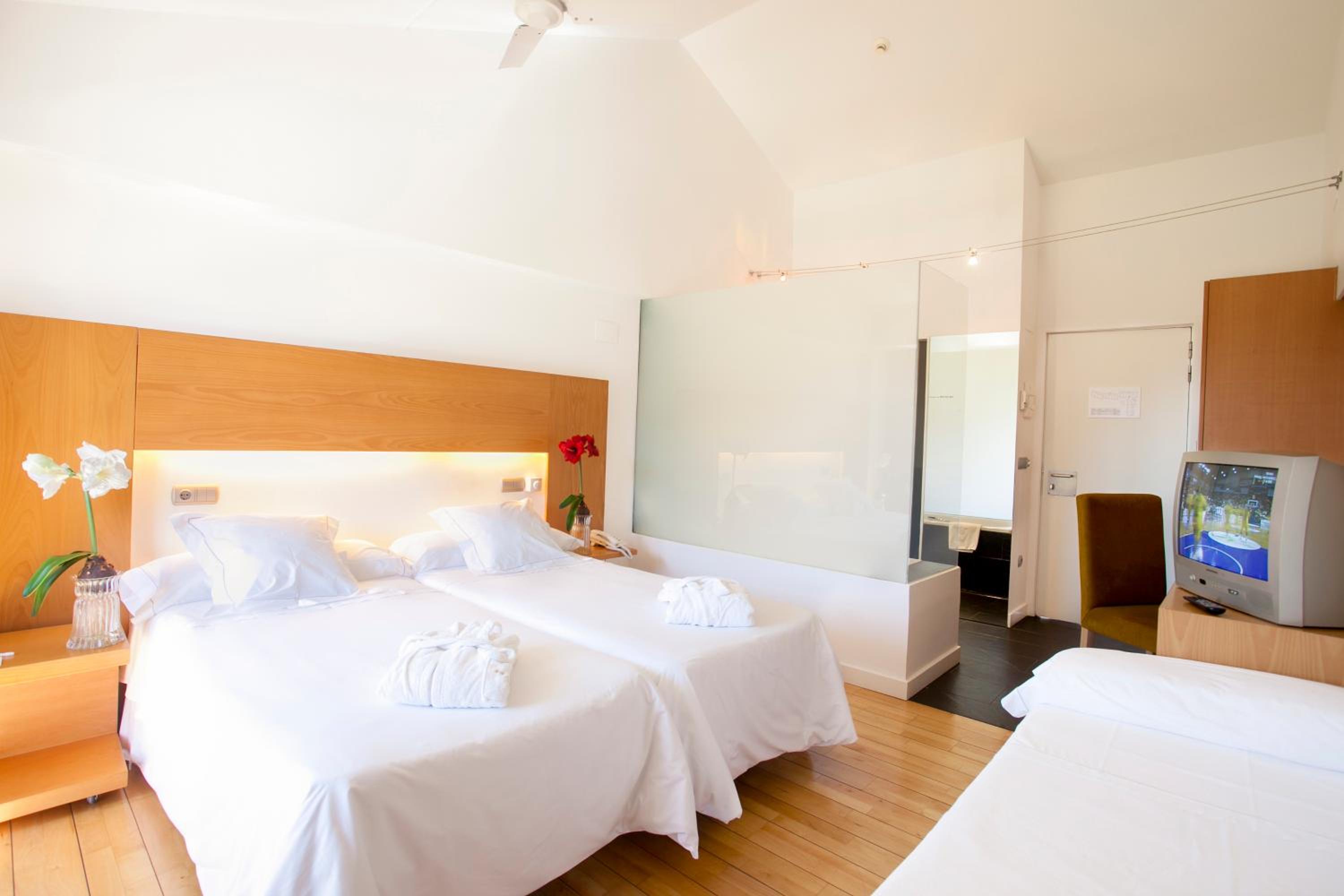 Double Room with Extra Bed (3 Adults) - Photo 9