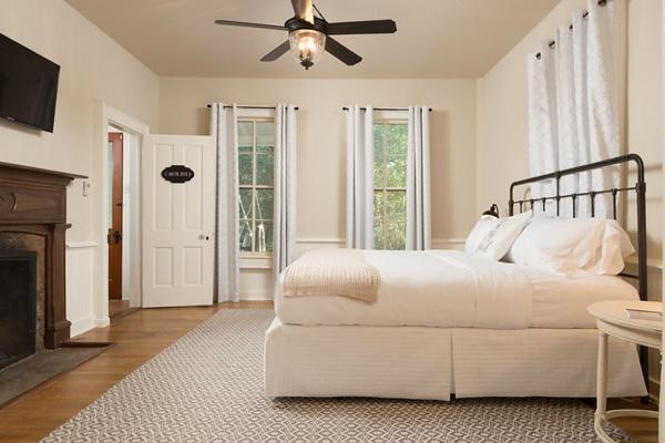Deluxe King Suite photo 1