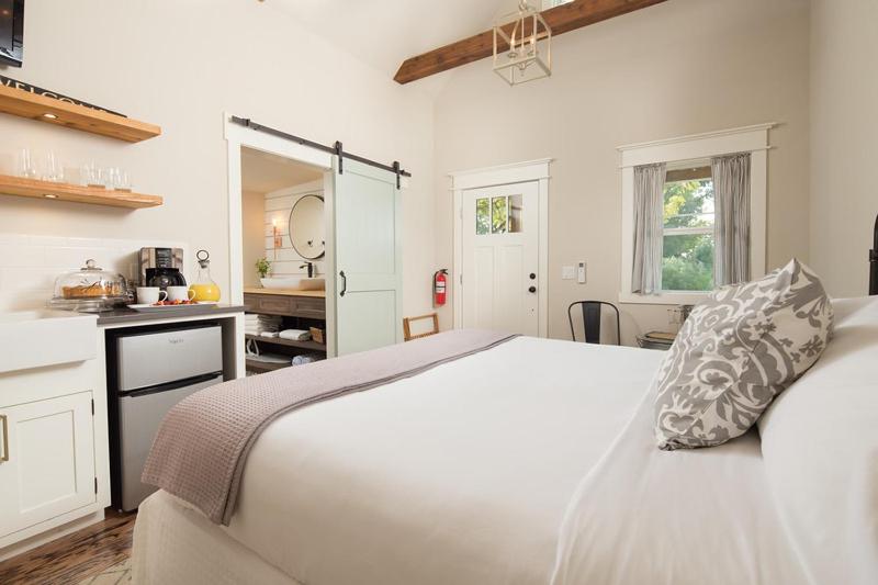 Deluxe King Suite photo 2