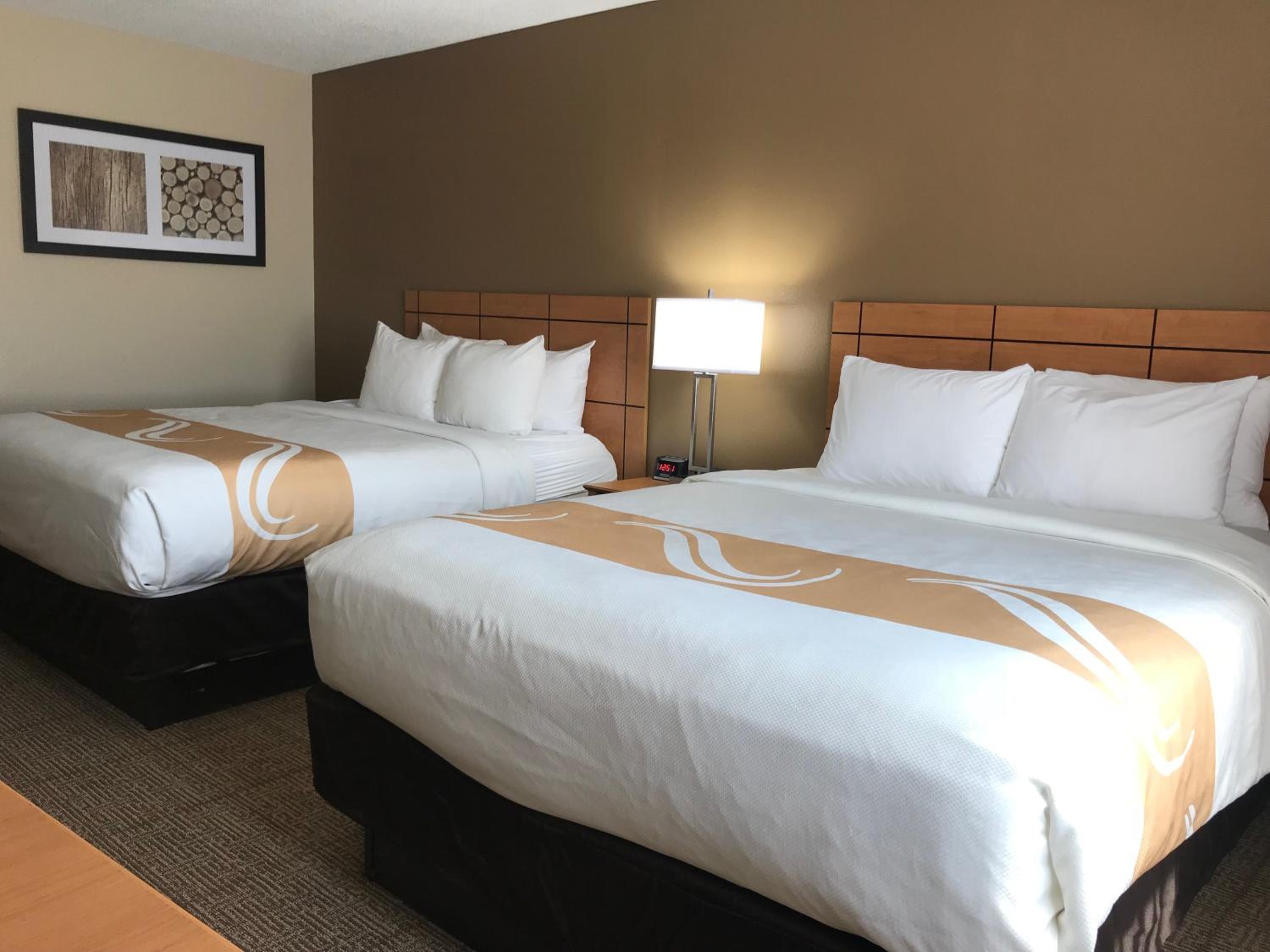 Queen Room with Two Queen Beds - Non-Smoking - Photo 2