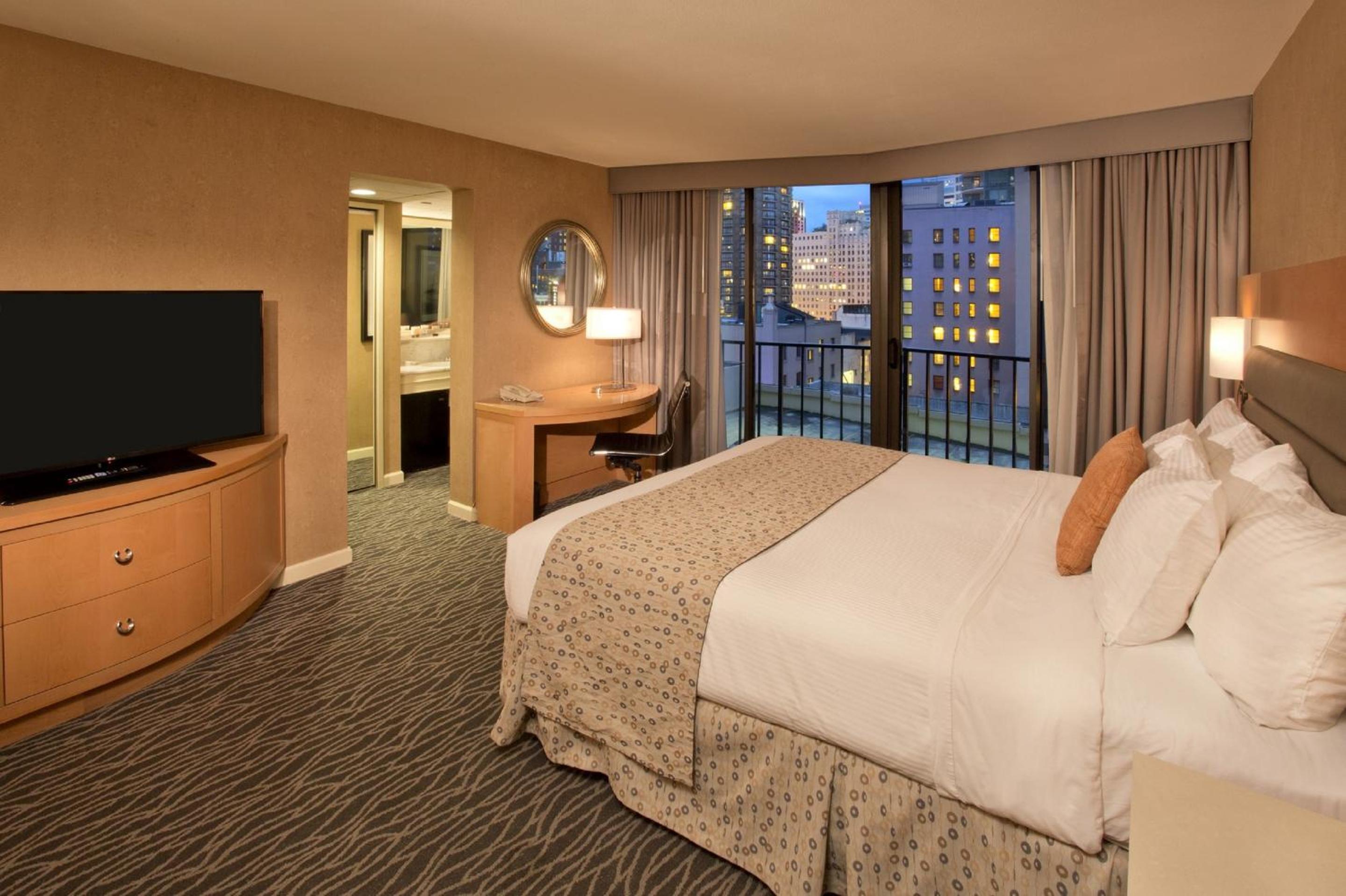 Executive King Room with City View - Photo 3