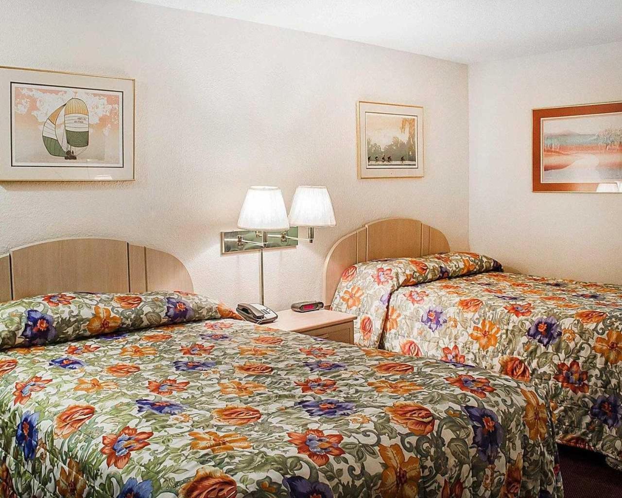 Double Room with Two Double Beds - Smoking - Photo 3