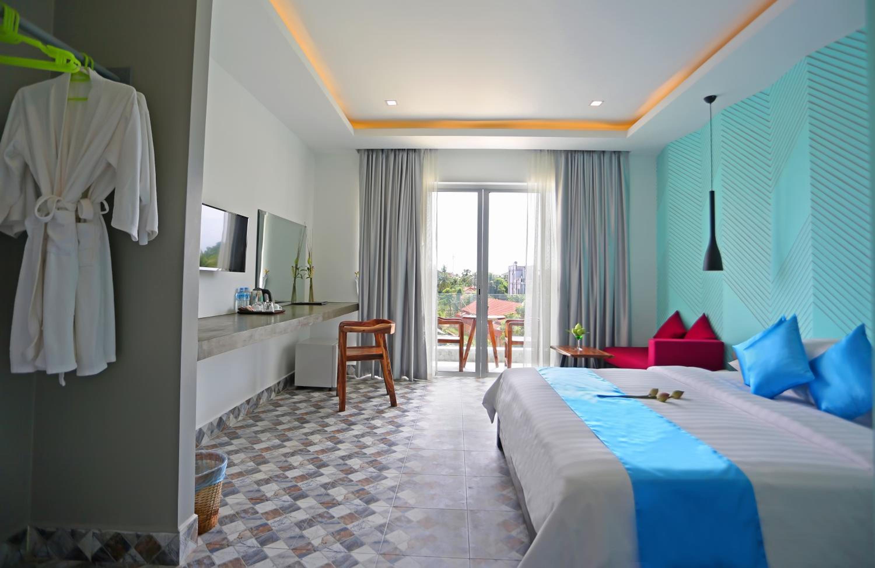 Deluxe King Private Balcony Pool View