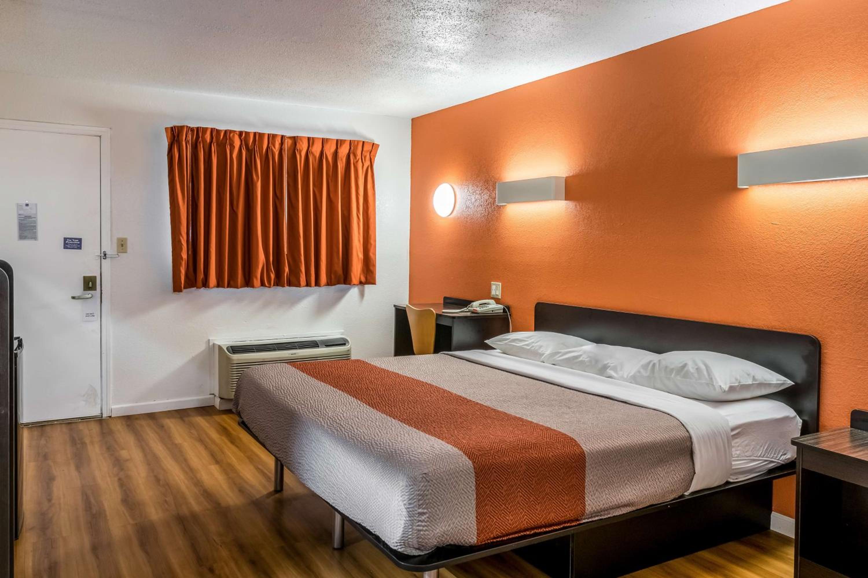 King Room - Disability Access - Non-Smoking photo 1