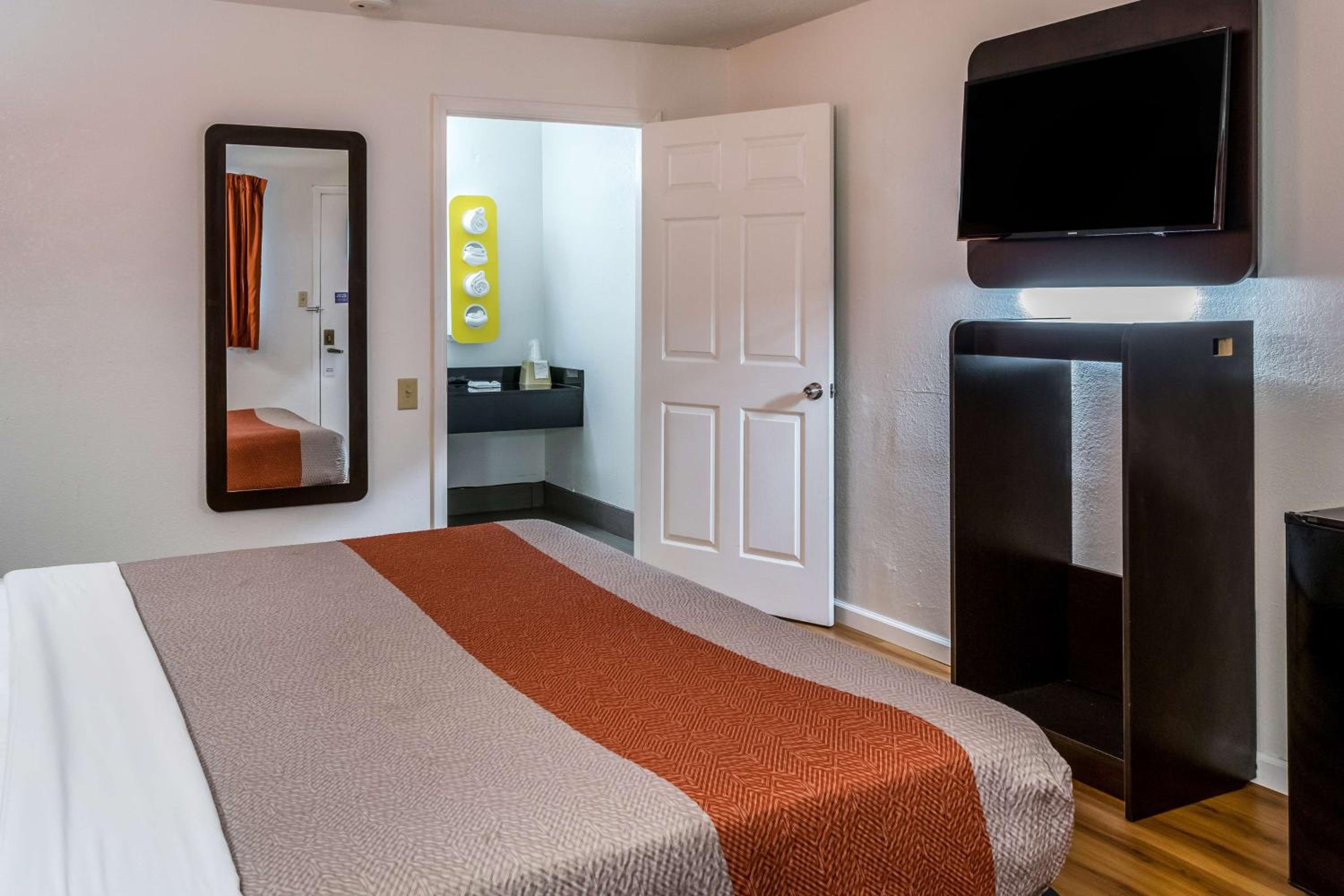 King Room - Disability Access - Non-Smoking photo 3