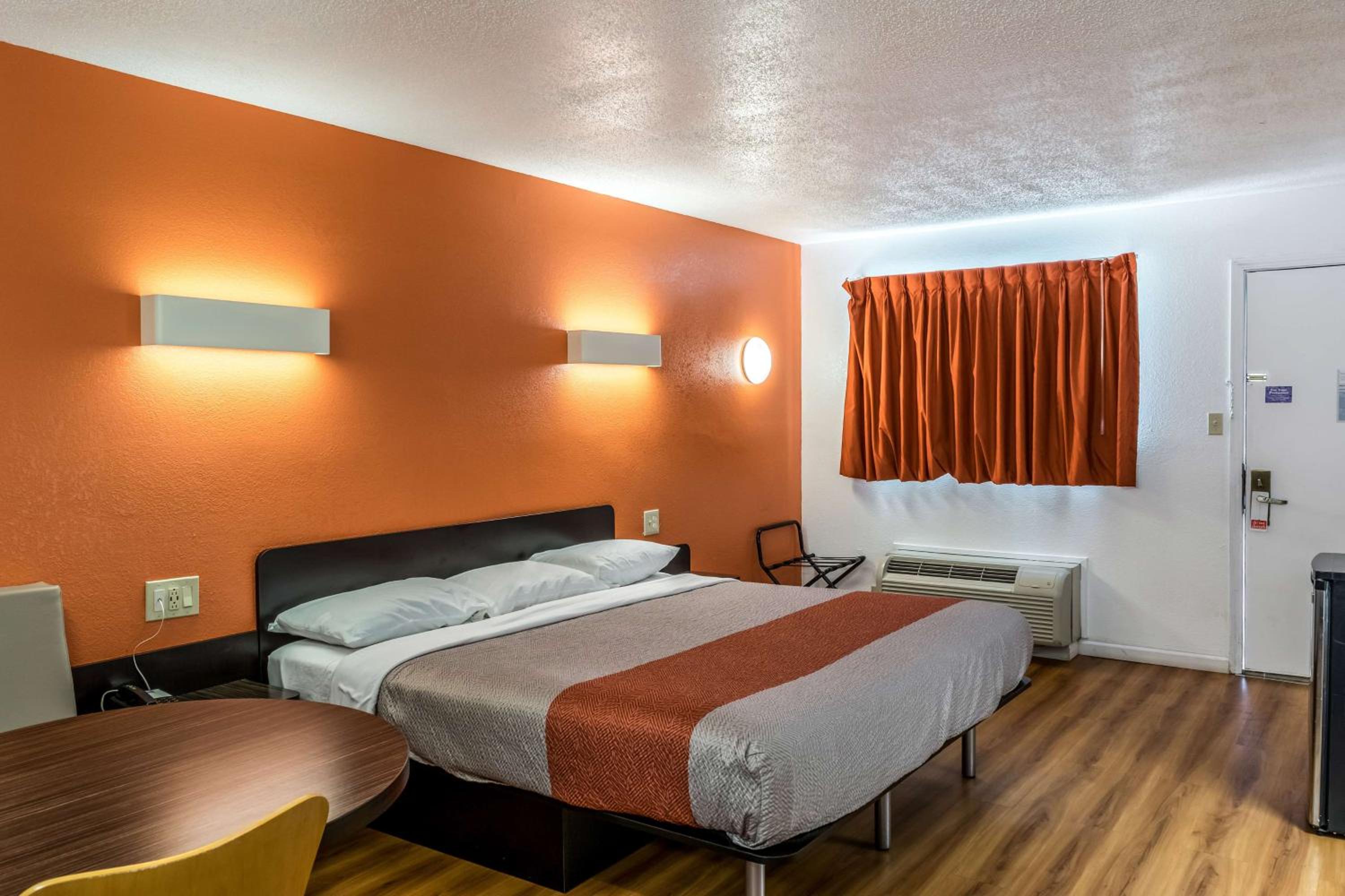 King Room - Disability Access photo 2