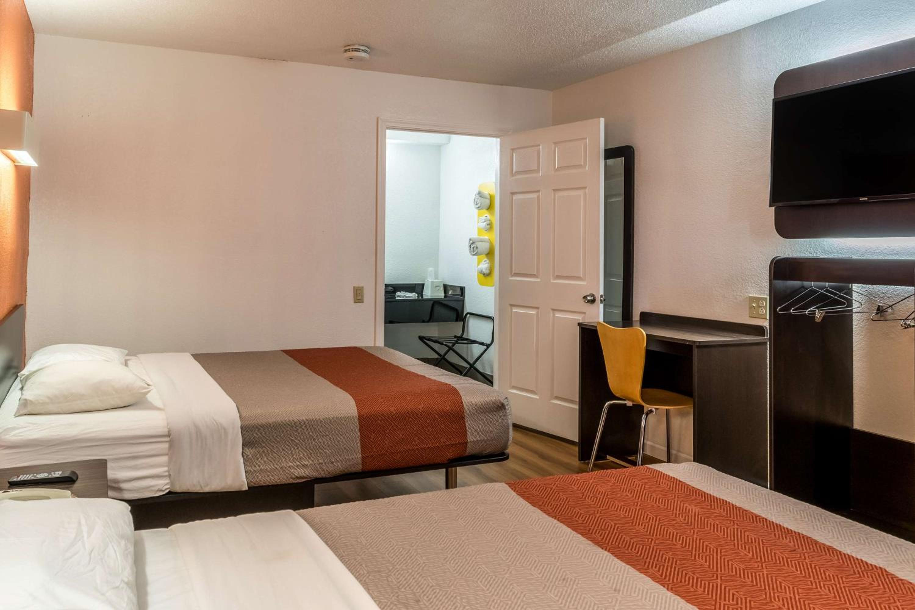 Queen Room with Two Queen Beds - Smoking photo 2