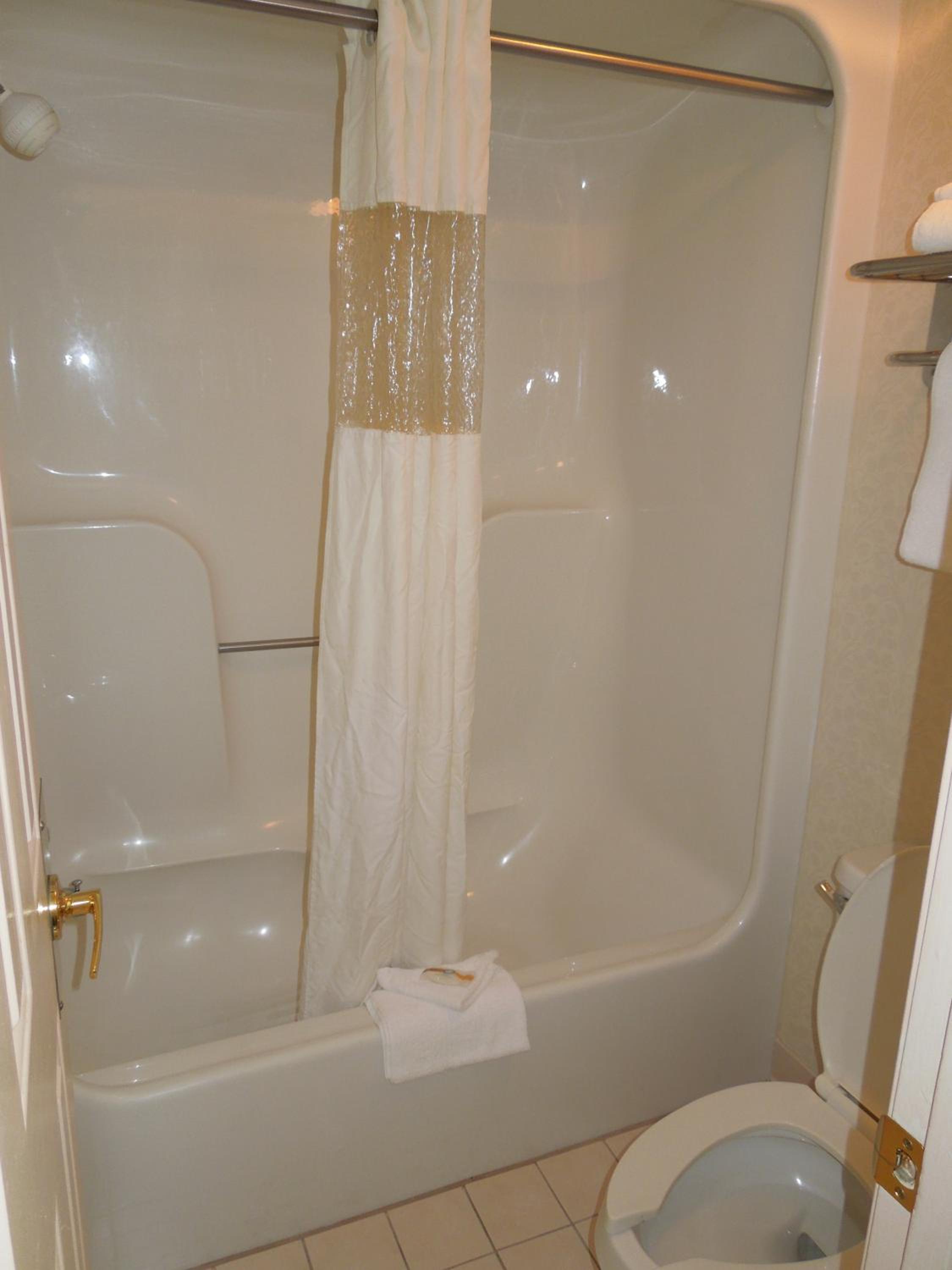 Standard Queen Room with Two Queen Beds - Non Smoking  - Photo 4