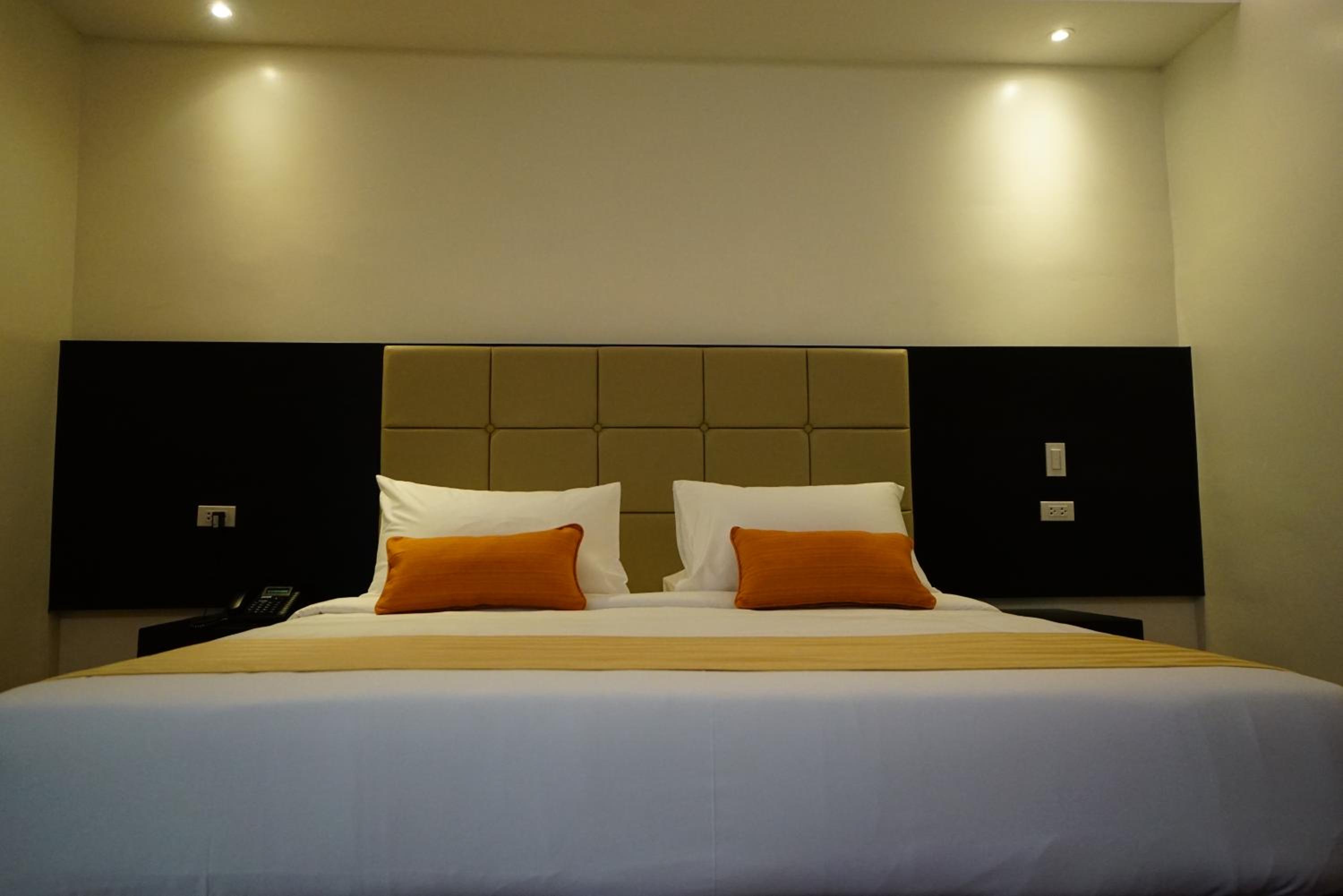 Standard King Room - Photo 4