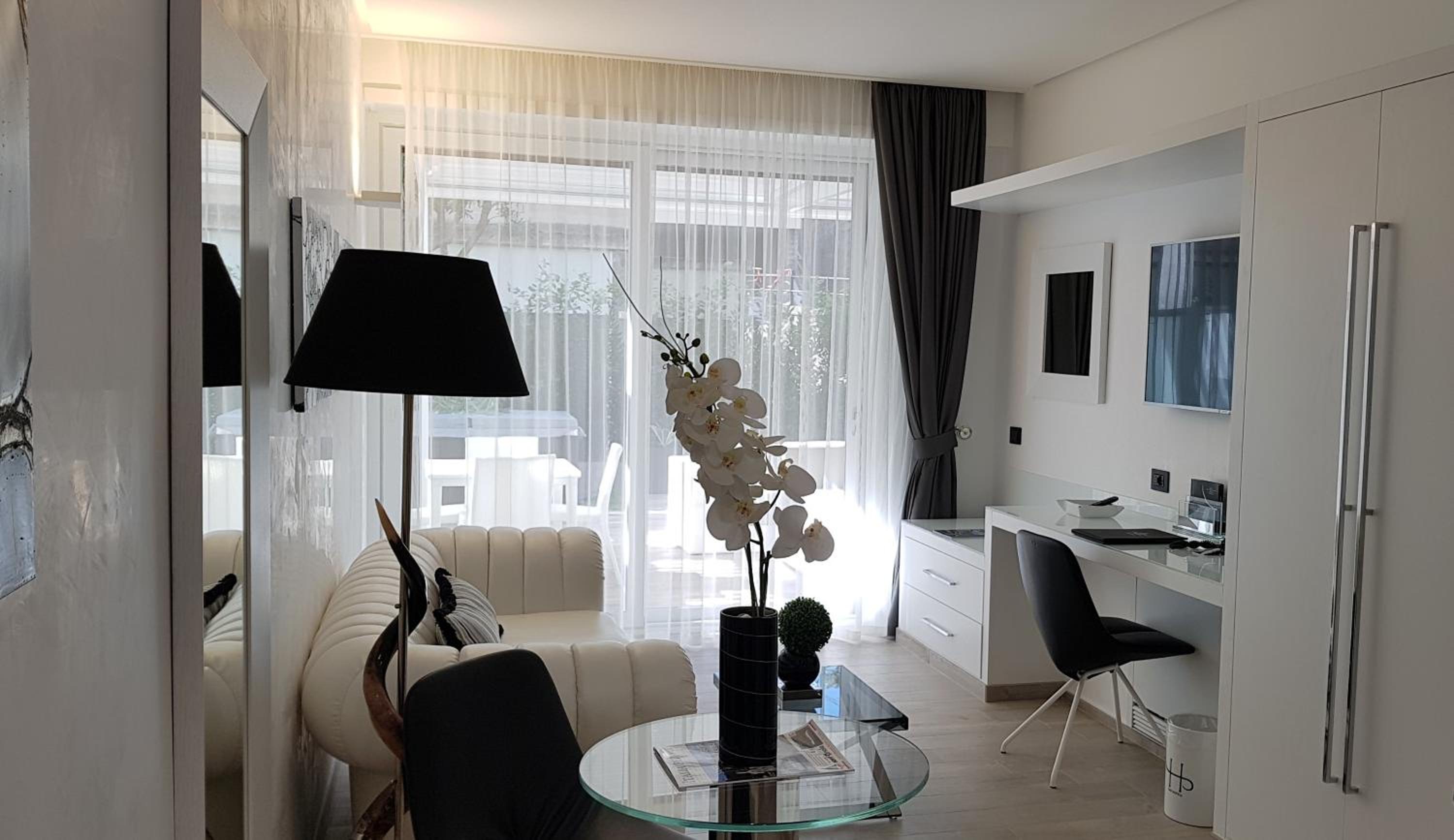 Luxury Suite with Jacuzzi with Spa Access - Separate Building - Photo 11