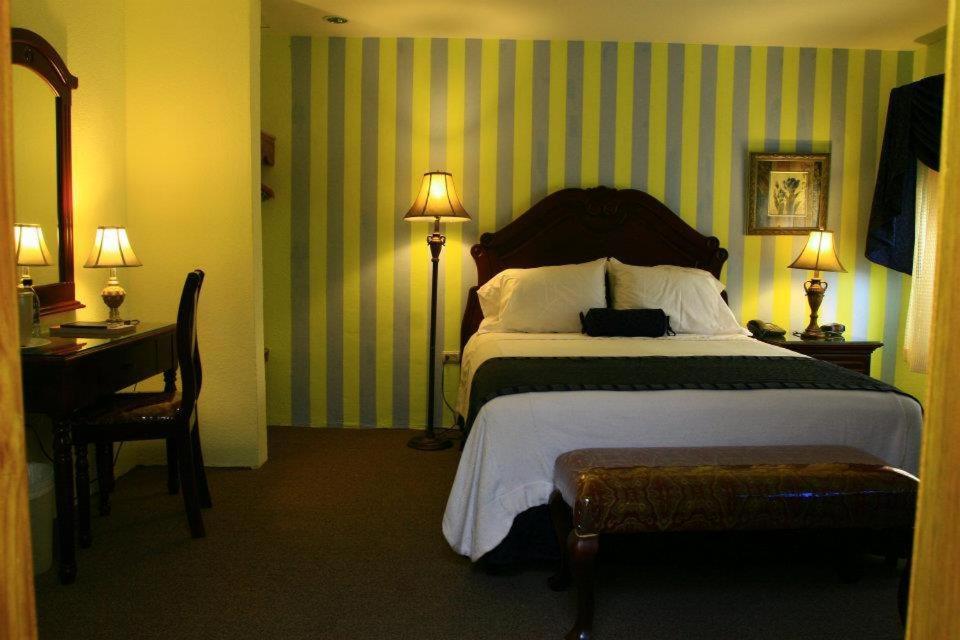 Queen Room photo 2