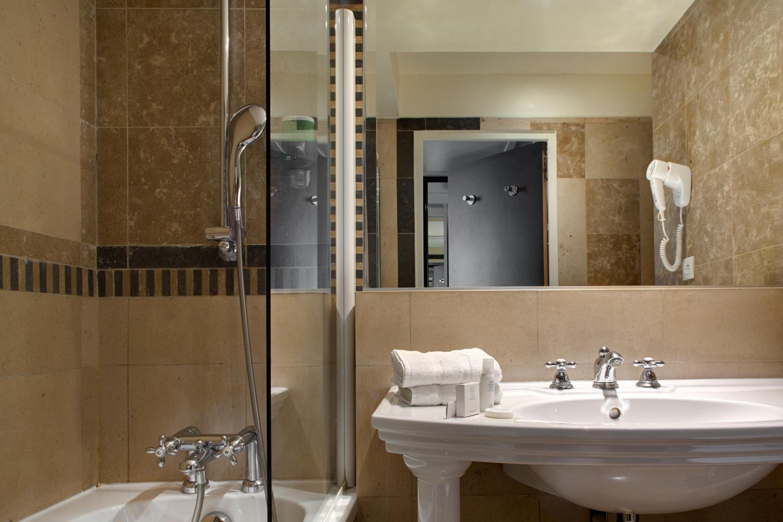 Standard Double Room - Photo 9