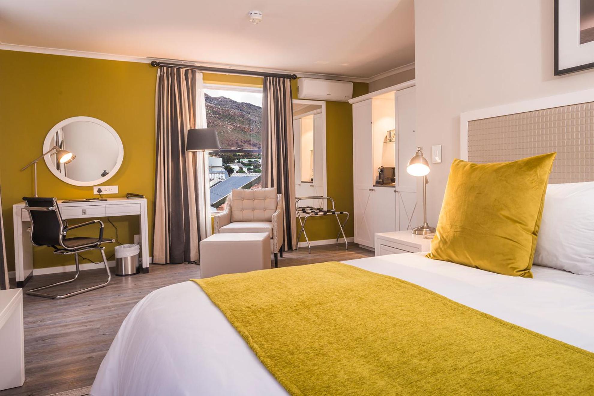 Luxury Double or Twin Room with Mountain View