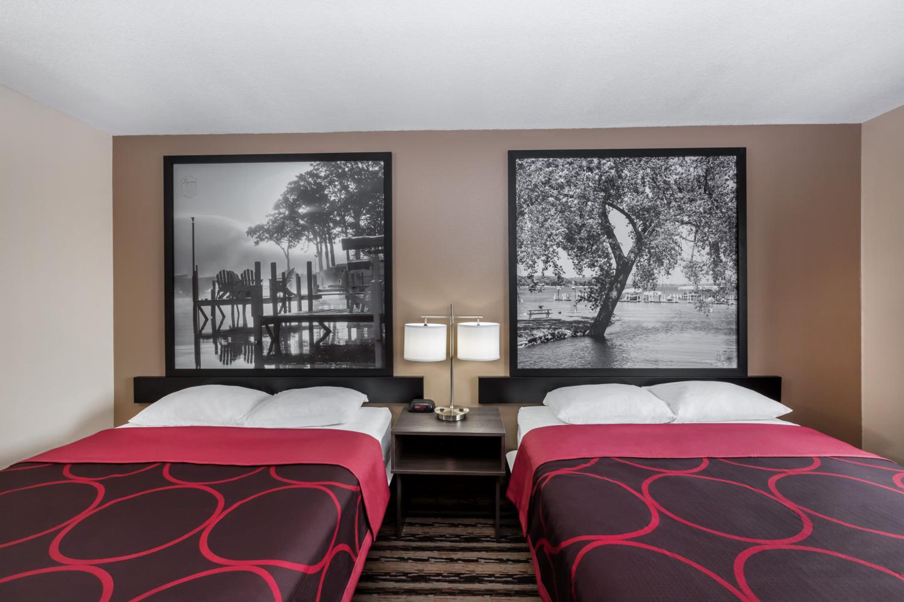 Deluxe Queen Room with Two Queen Beds - Non-Smoking - Photo 2