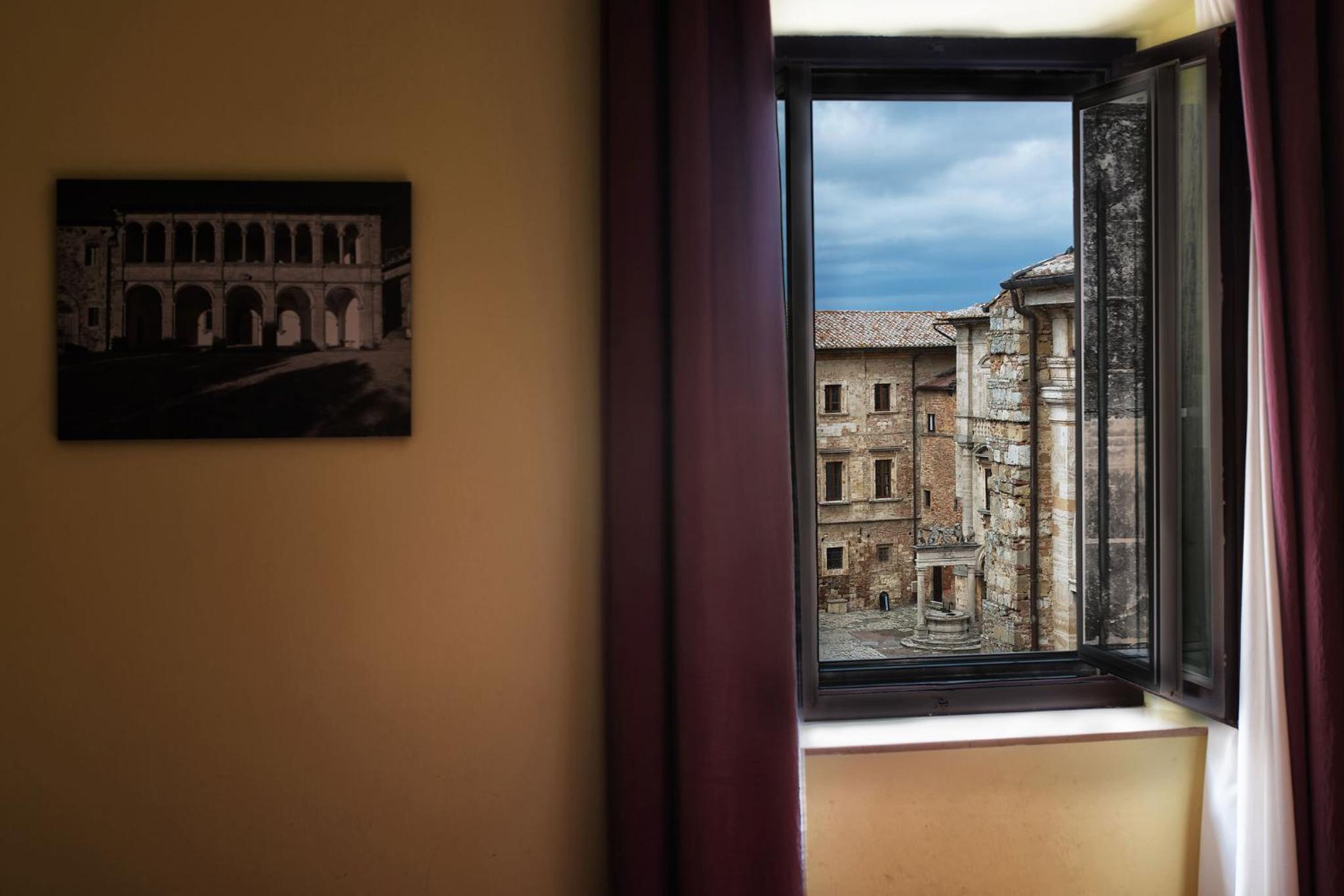 Two-Bedroom Deluxe Apartment with Balcony photo 3